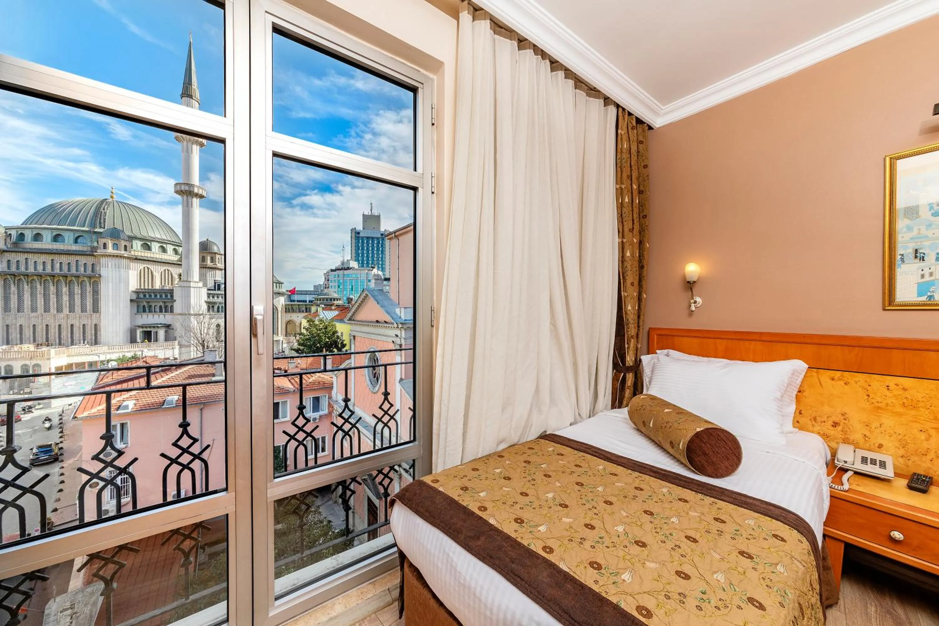 Photo of the whole room, Bed in Santa Ottoman Hotel