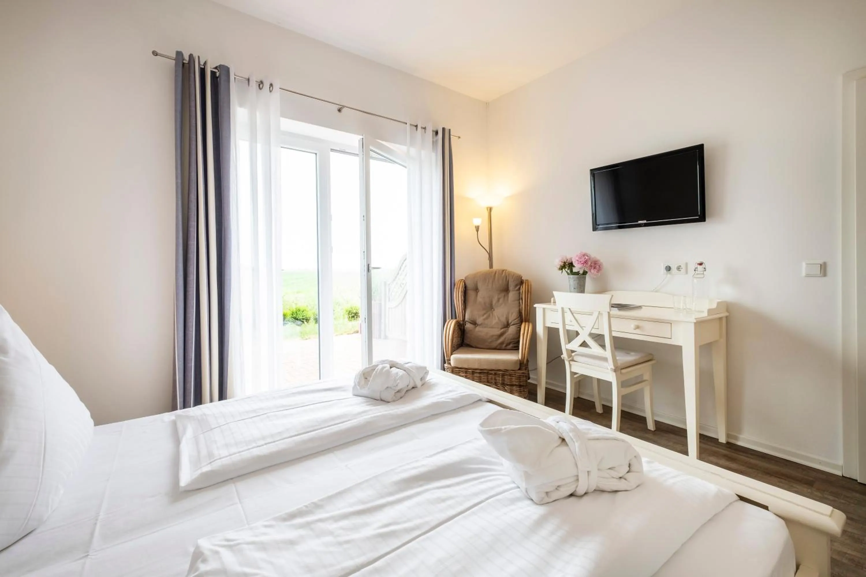 Bedroom, Bed in Hotel, Restaurant, Café Pharisäerhof - Nordseeurlaub mit Hund