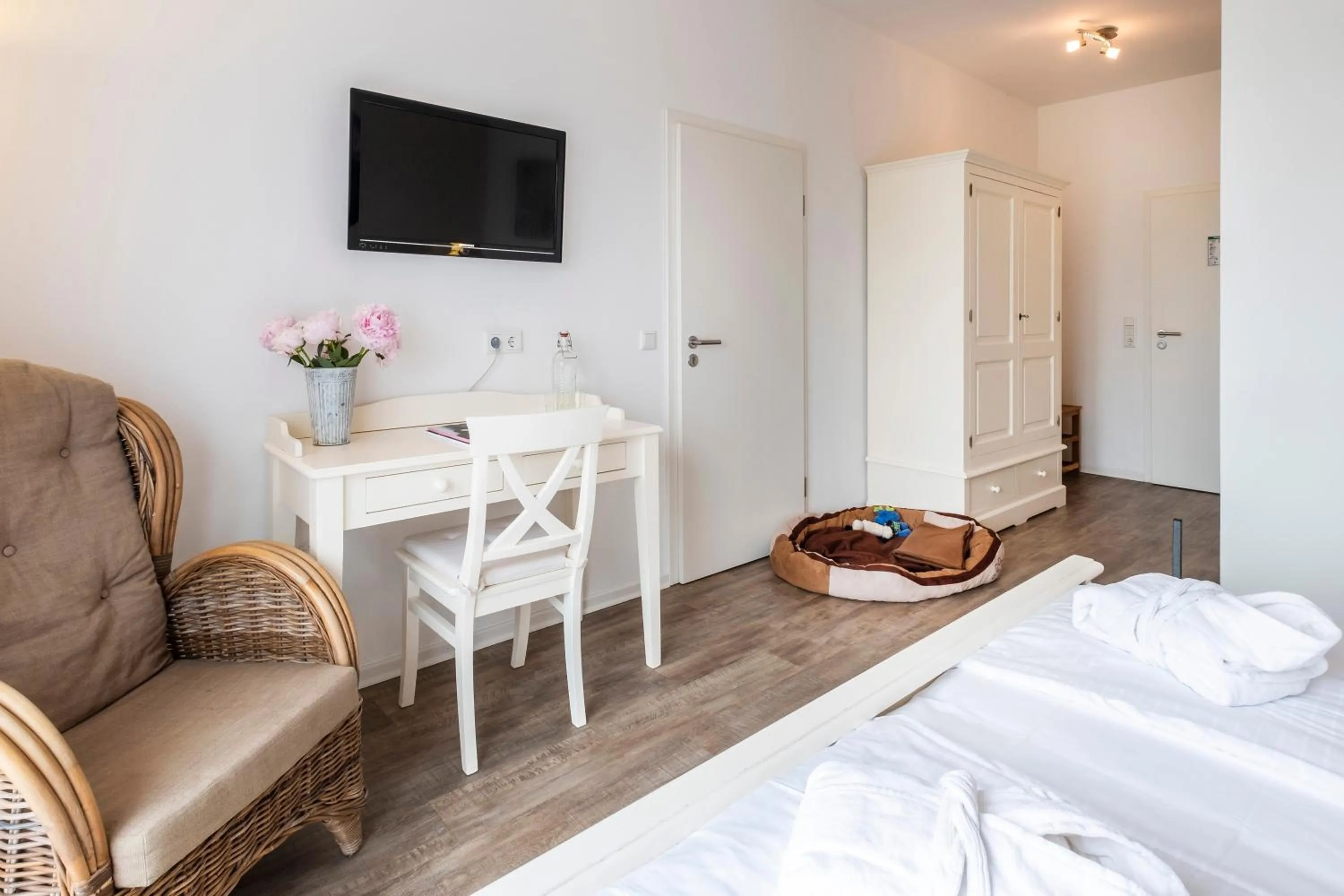 Photo of the whole room, Bed in Hotel, Restaurant, Café Pharisäerhof - Nordseeurlaub mit Hund