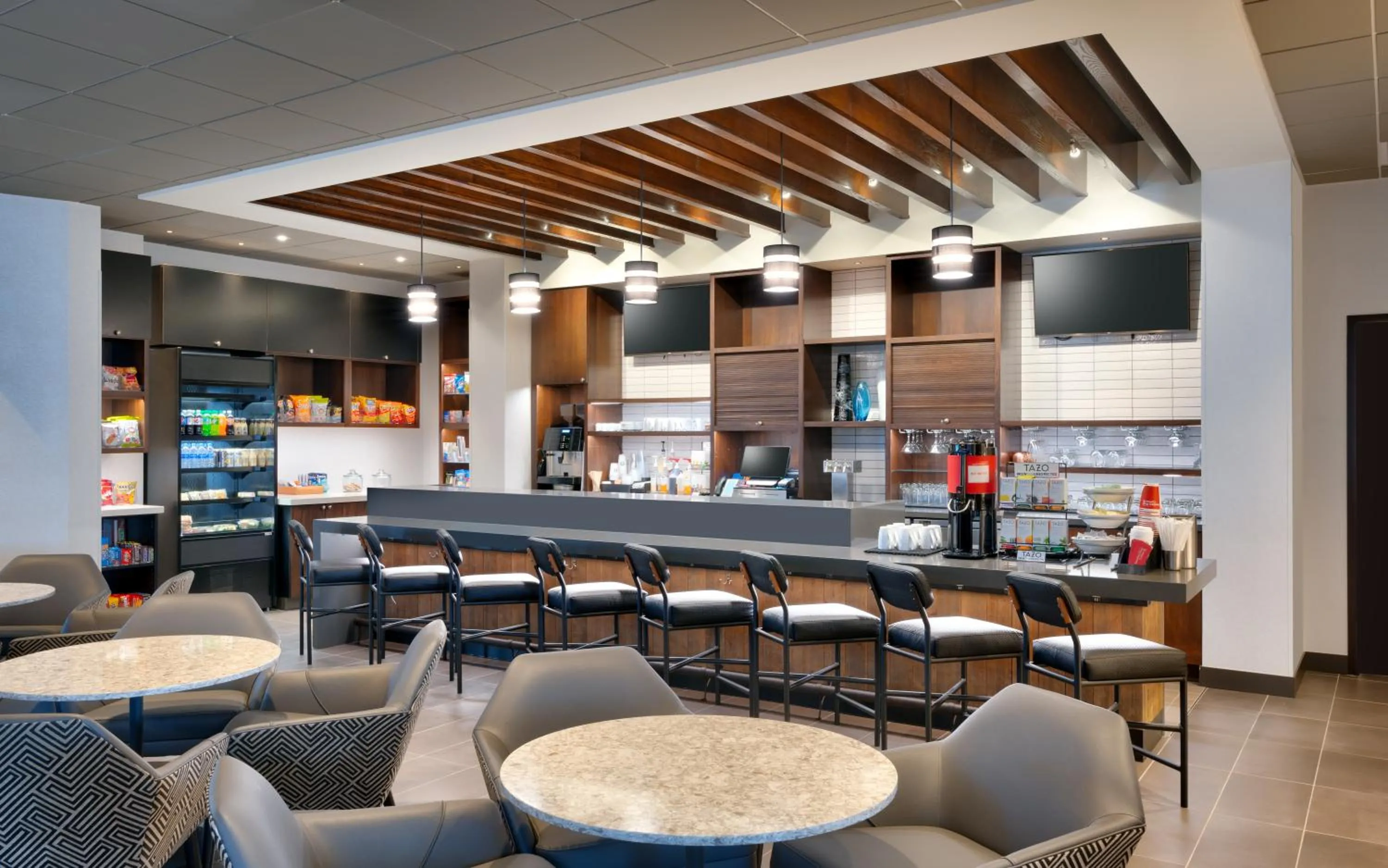 Lounge or bar in Hyatt Place Anchorage-Midtown
