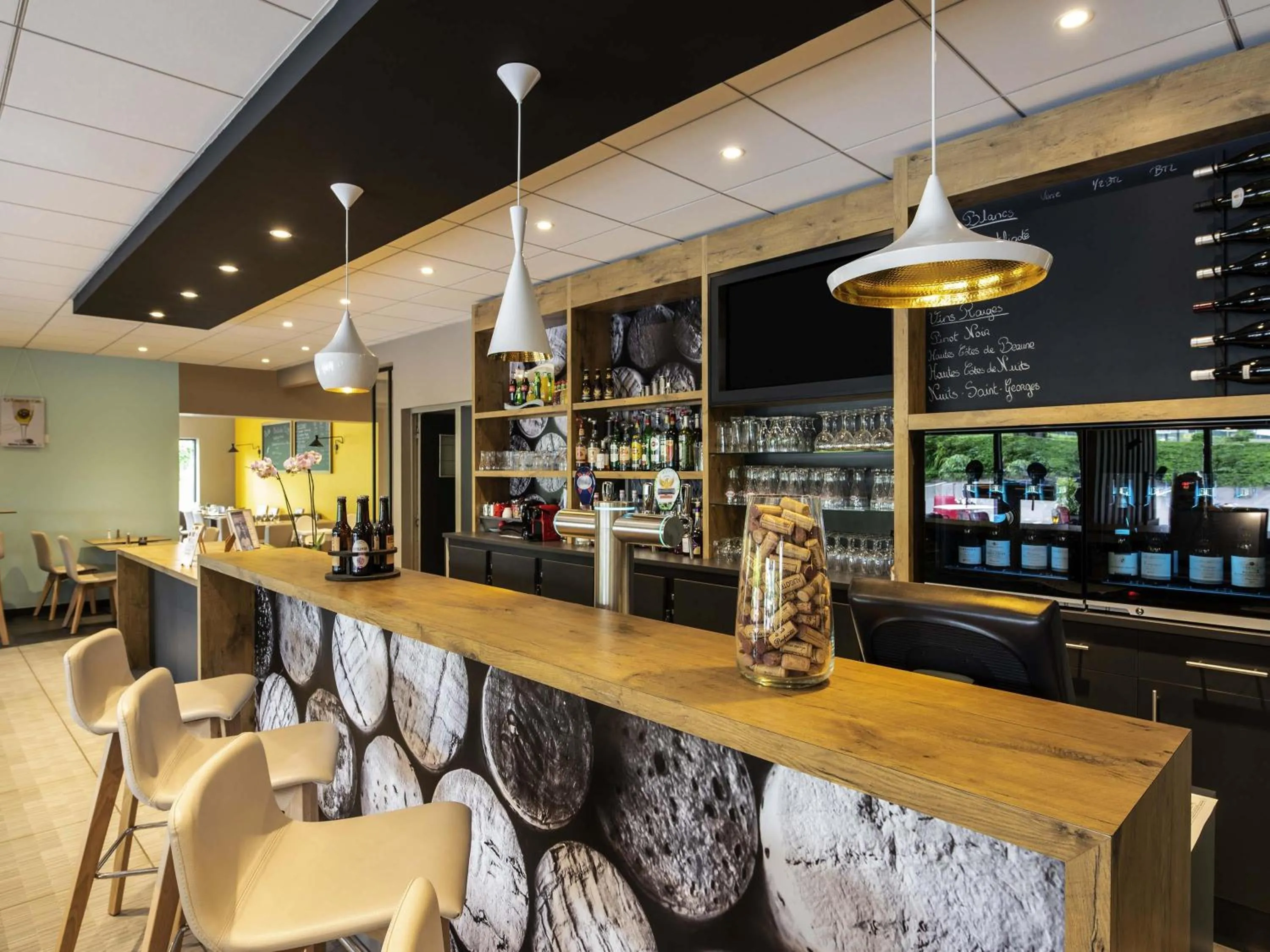 Lounge or bar in ibis Nuits Saint Georges