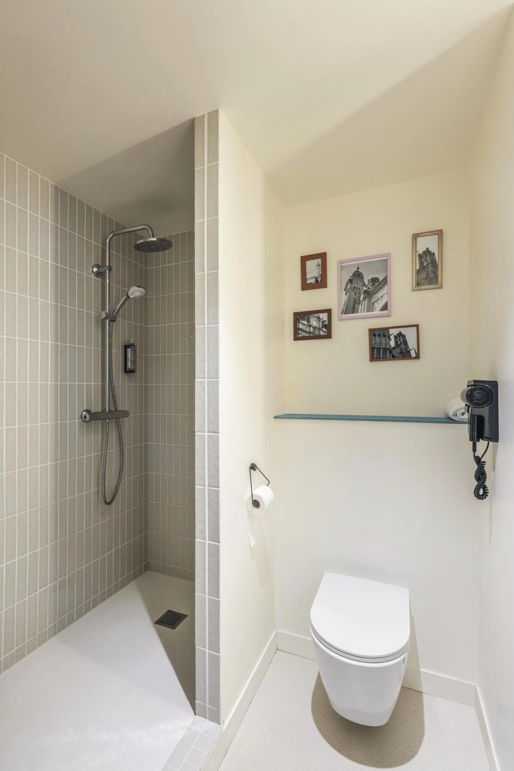 Toilet in The Originals Access, Hôtel Limoges Nord