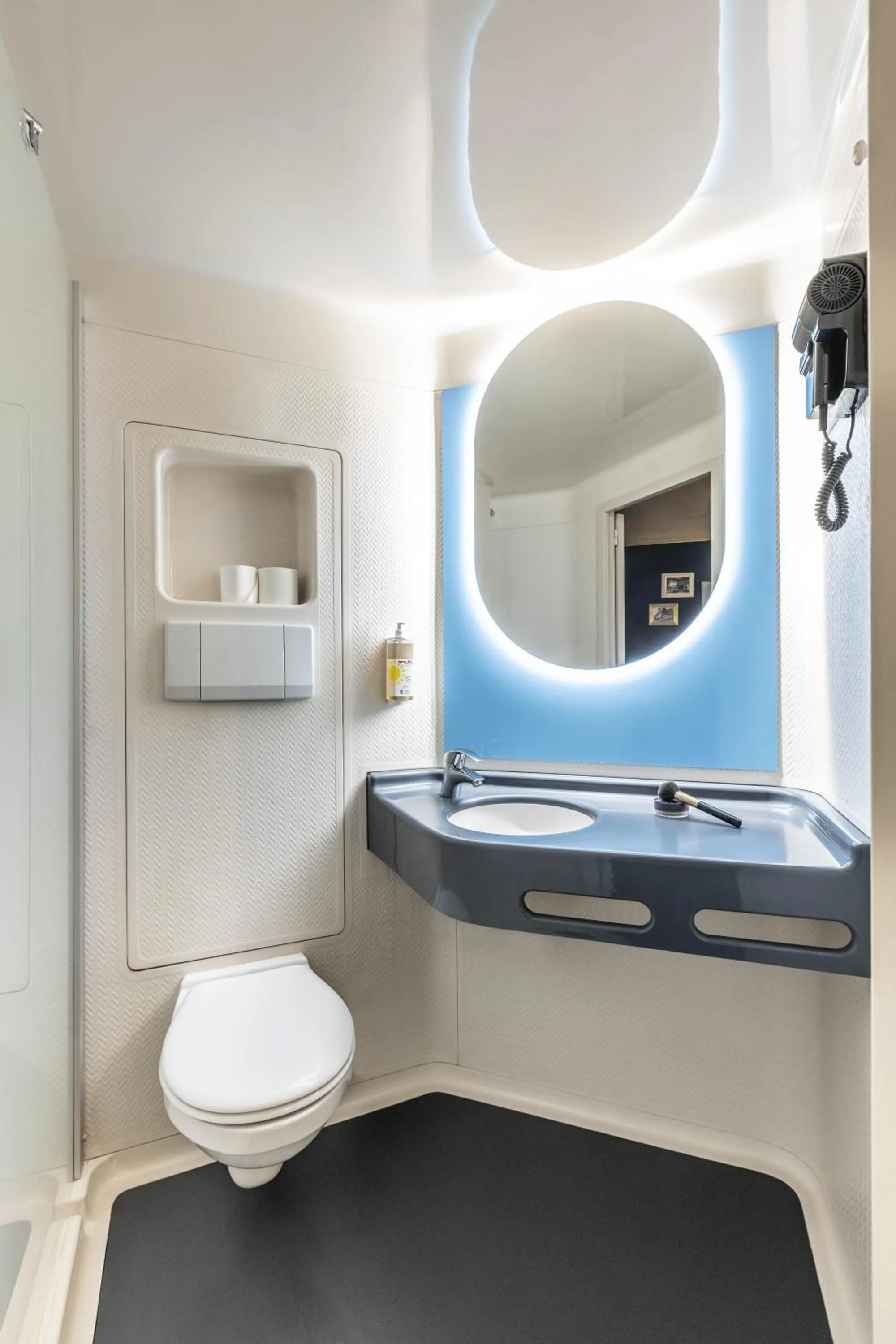 Toilet in The Originals Access, Hôtel Limoges Nord