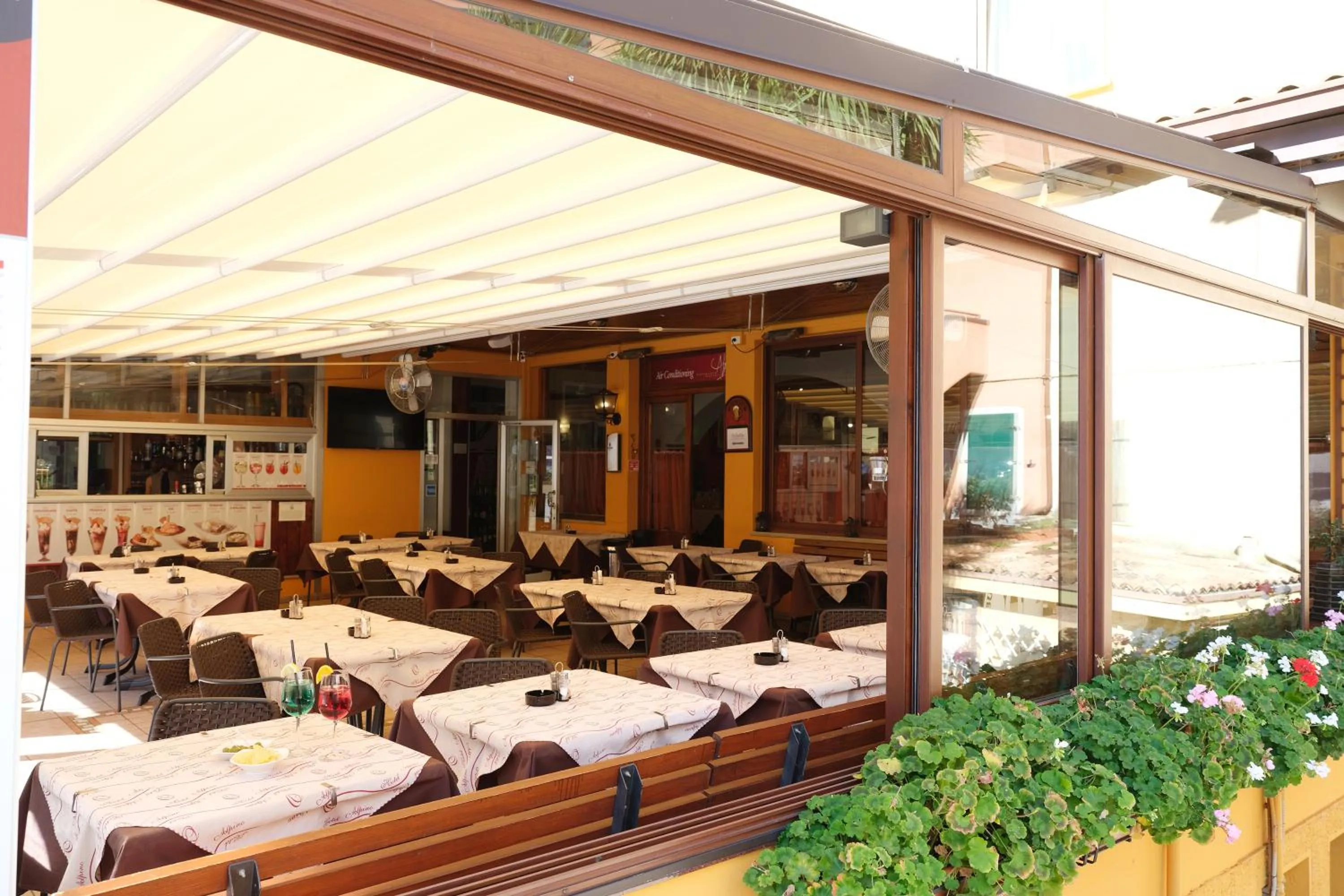 Restaurant/places to eat in Hotel Alpino