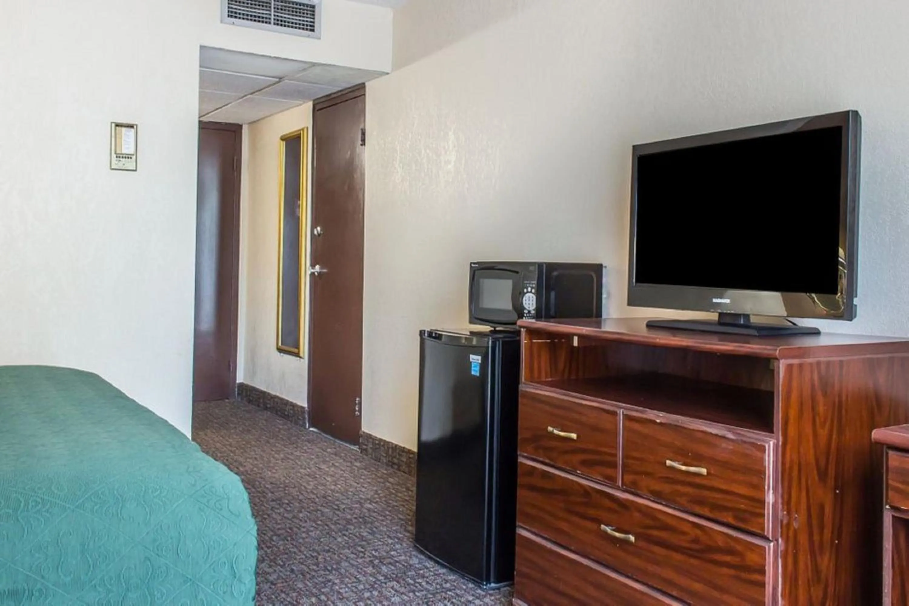 TV and multimedia in FairBridge Inn & Suites Poconos