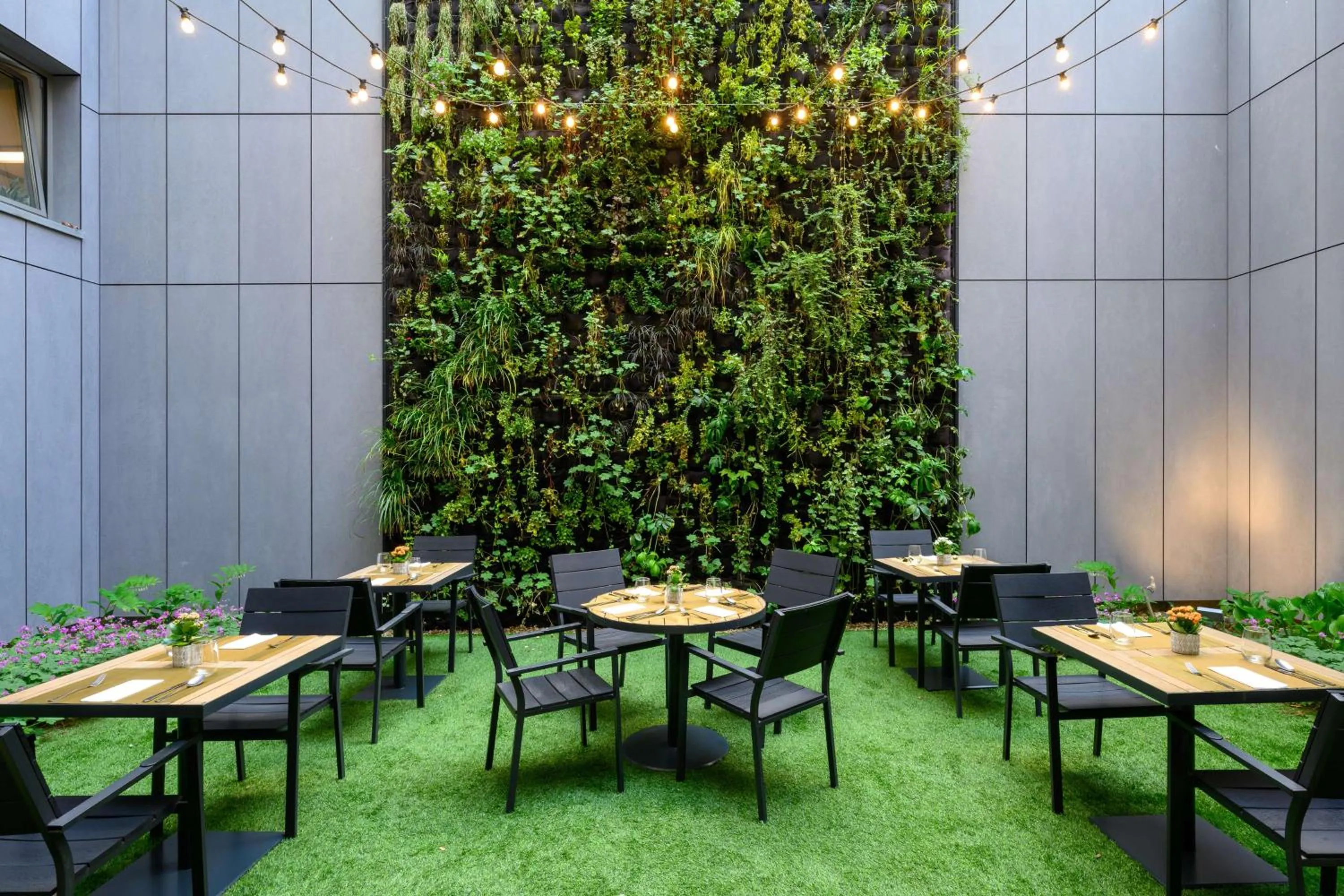 Patio in Hilton Garden Inn Budapest City Centre