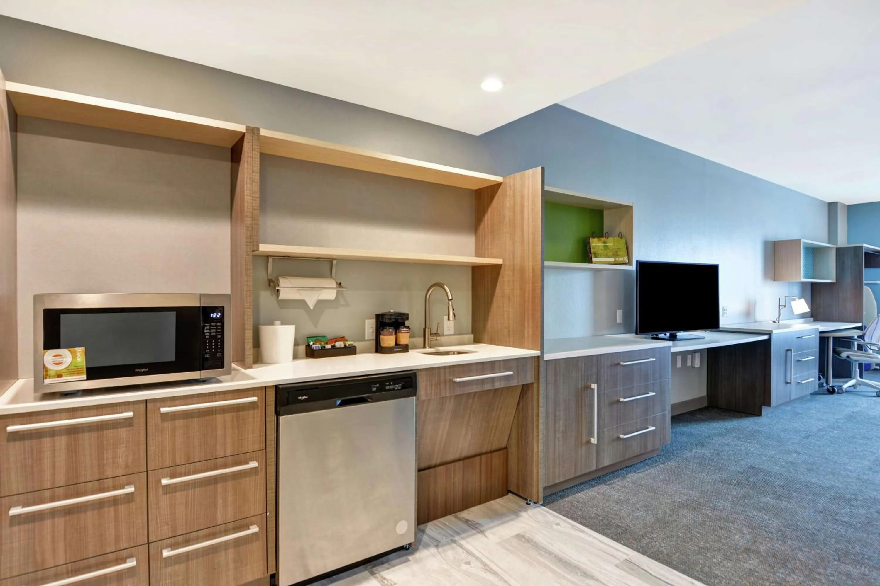 Kitchen or kitchenette in Home2 Suites By Hilton Jacksonville South St Johns Town Ctr