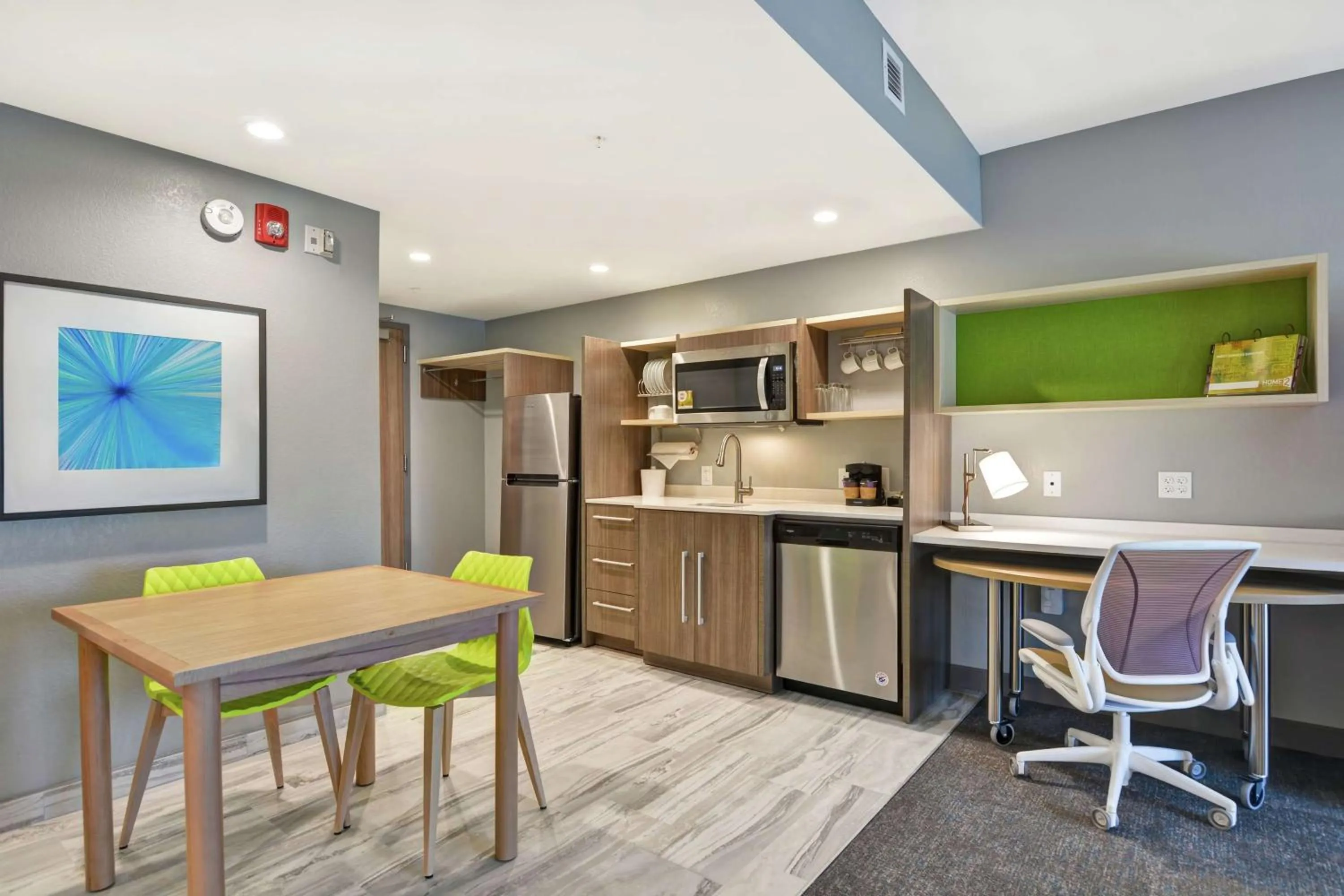 Kitchen or kitchenette in Home2 Suites By Hilton Jacksonville South St Johns Town Ctr