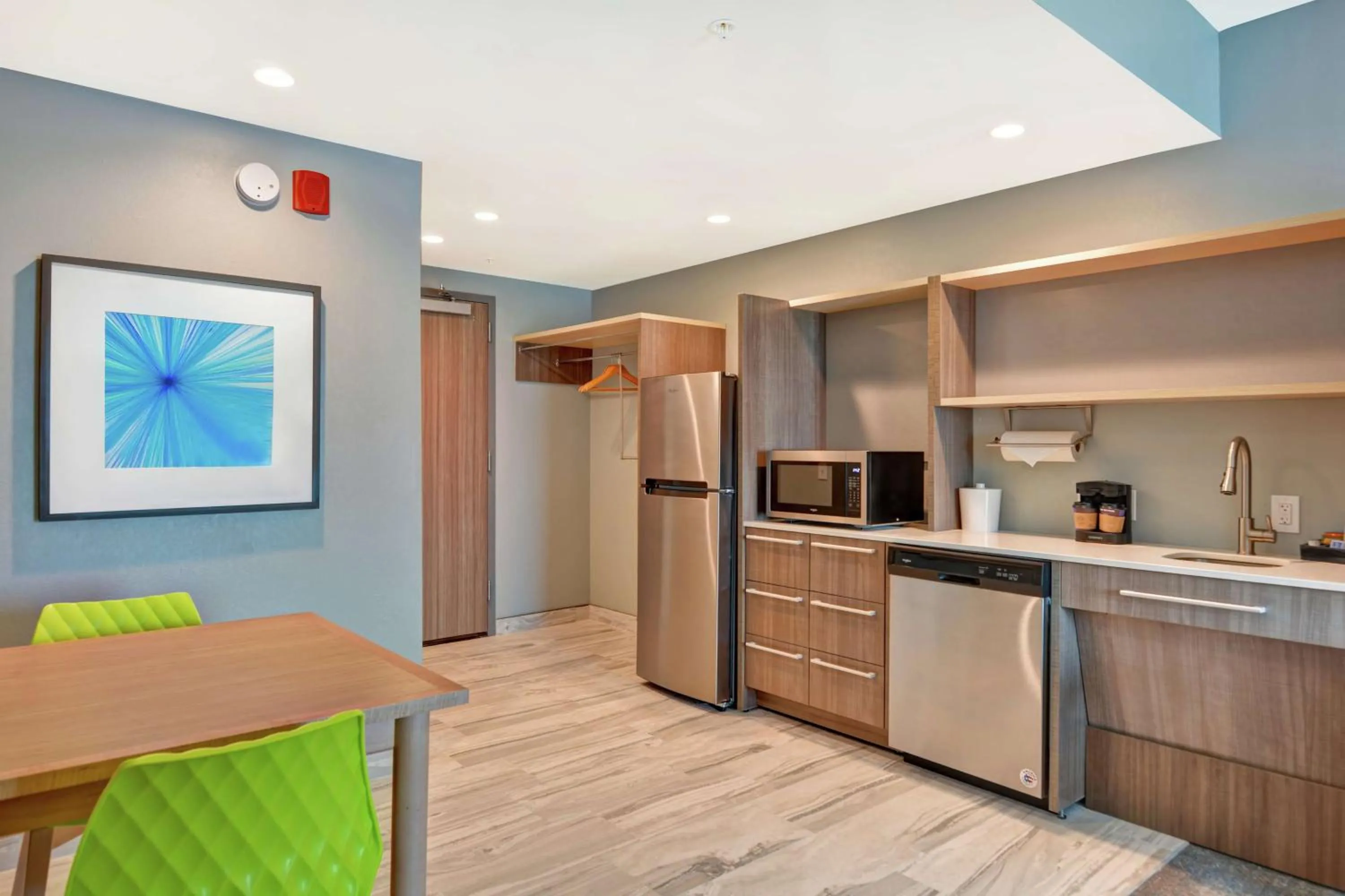 Kitchen or kitchenette in Home2 Suites By Hilton Jacksonville South St Johns Town Ctr