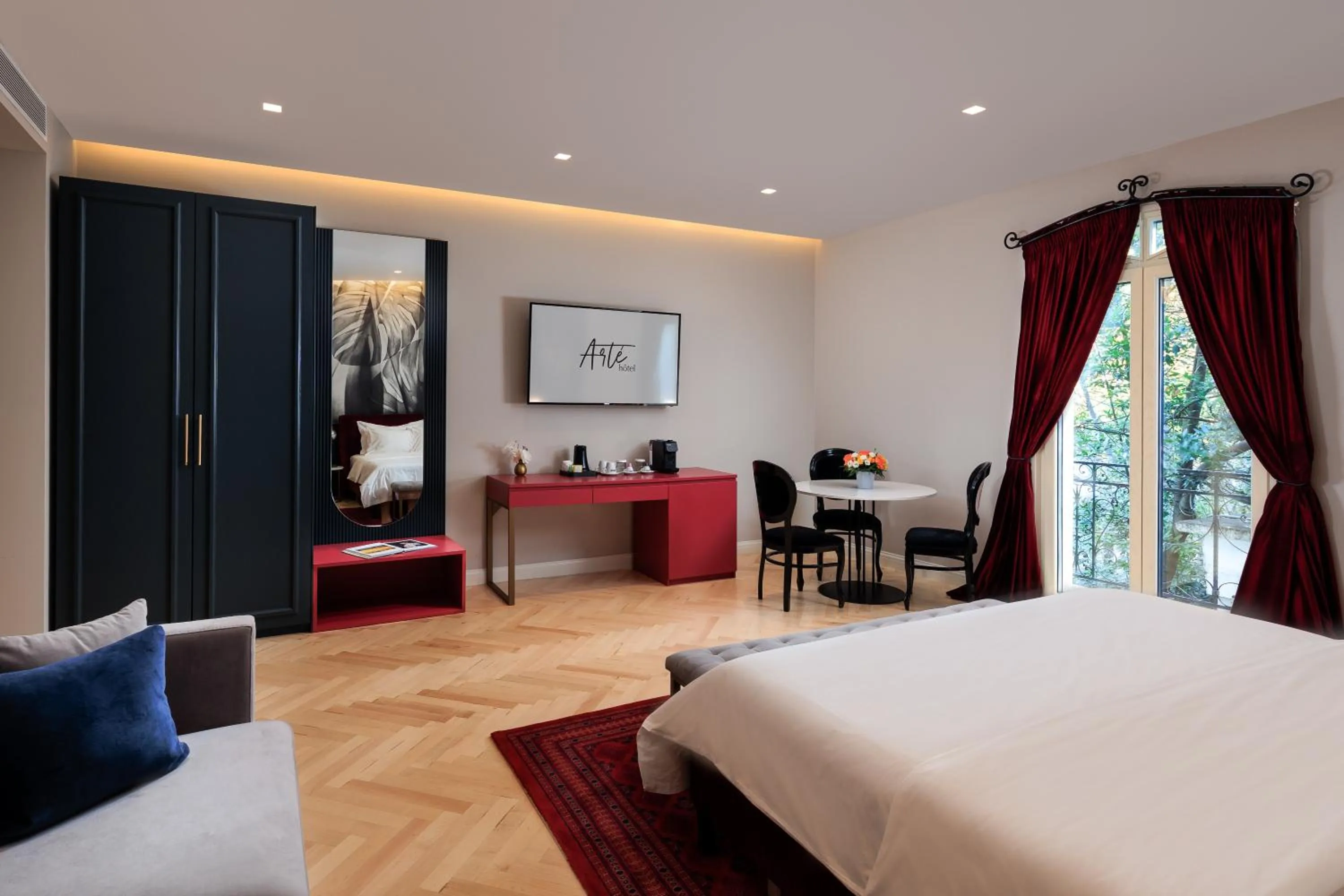 Photo of the whole room, Bed in Arté Boutique Hotel