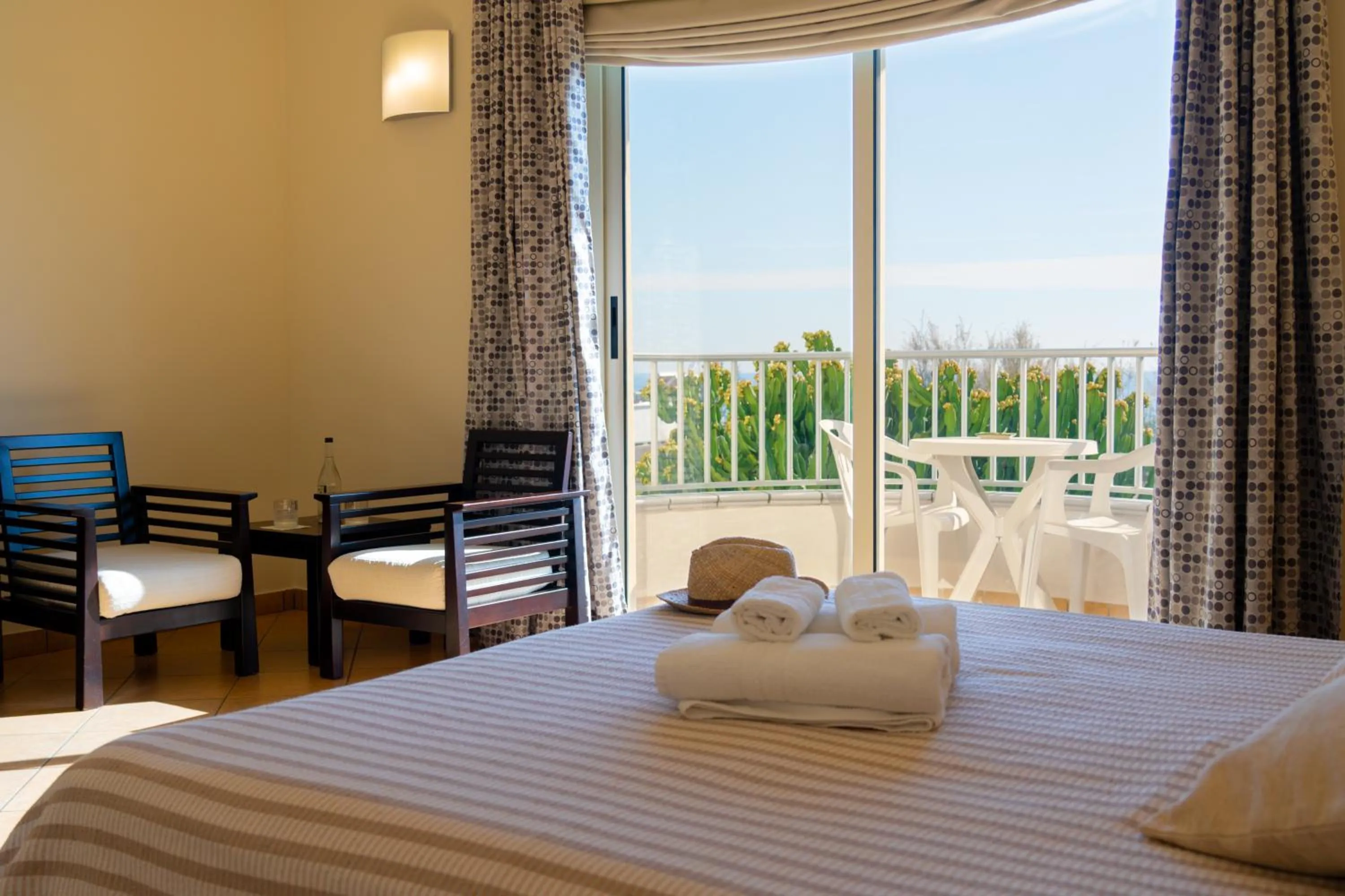 Bedroom, Bed in Hotel Garden