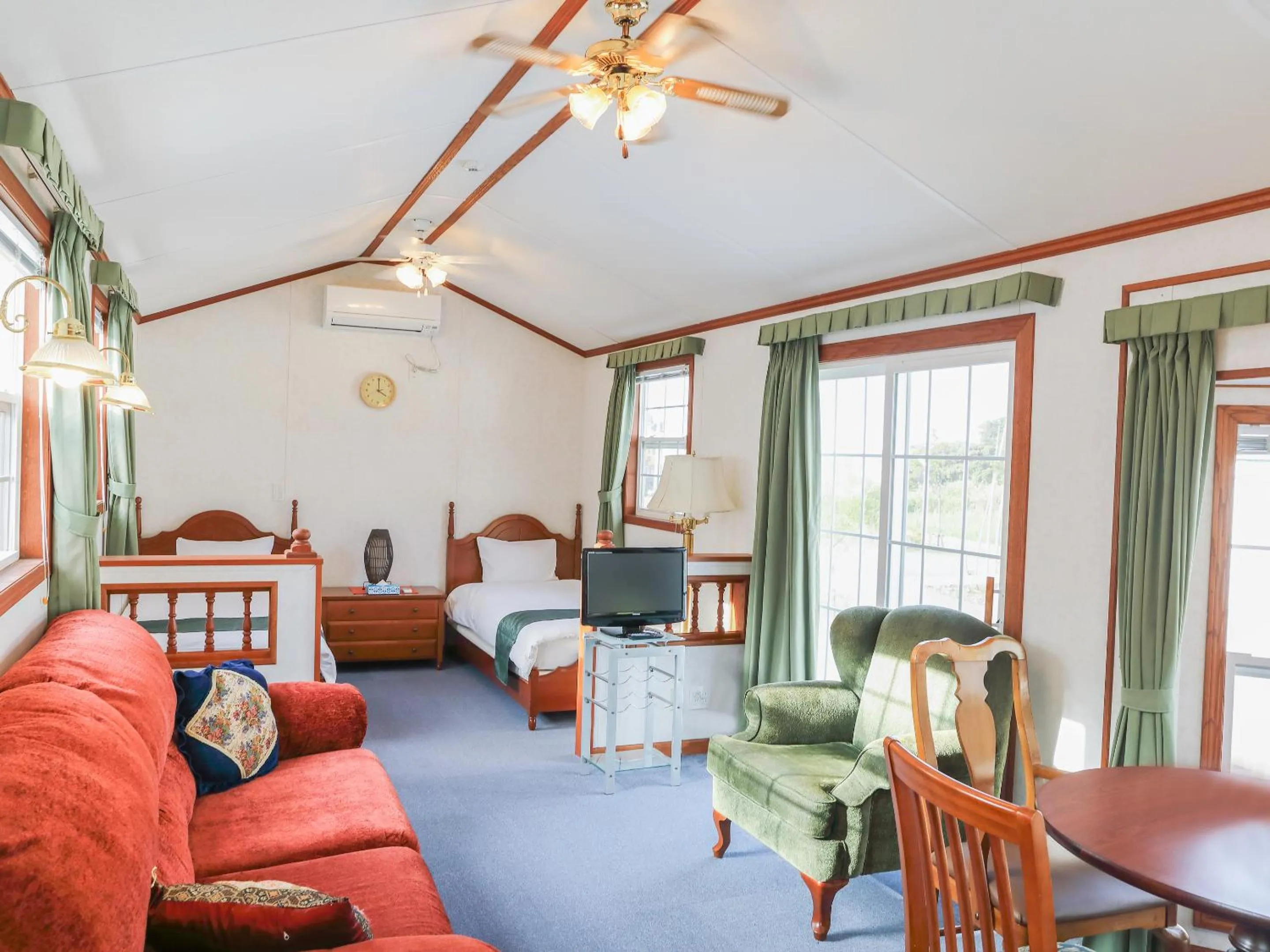 Living room, Bed in コテージスターハウス今帰仁