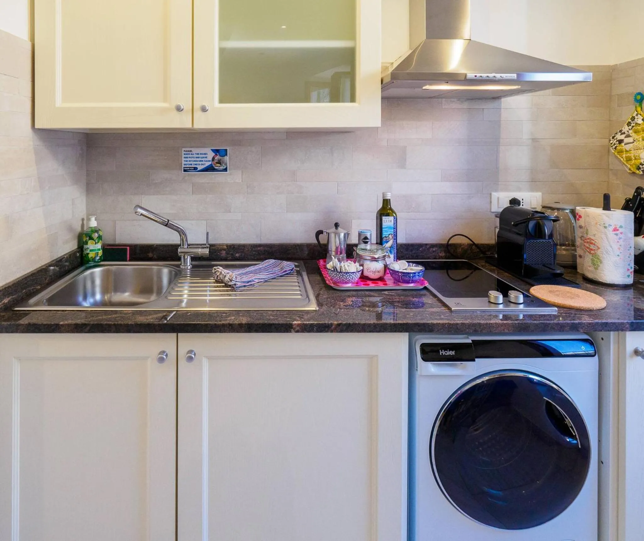 Kitchen or kitchenette in Ventu de Ma Studios & Rooms