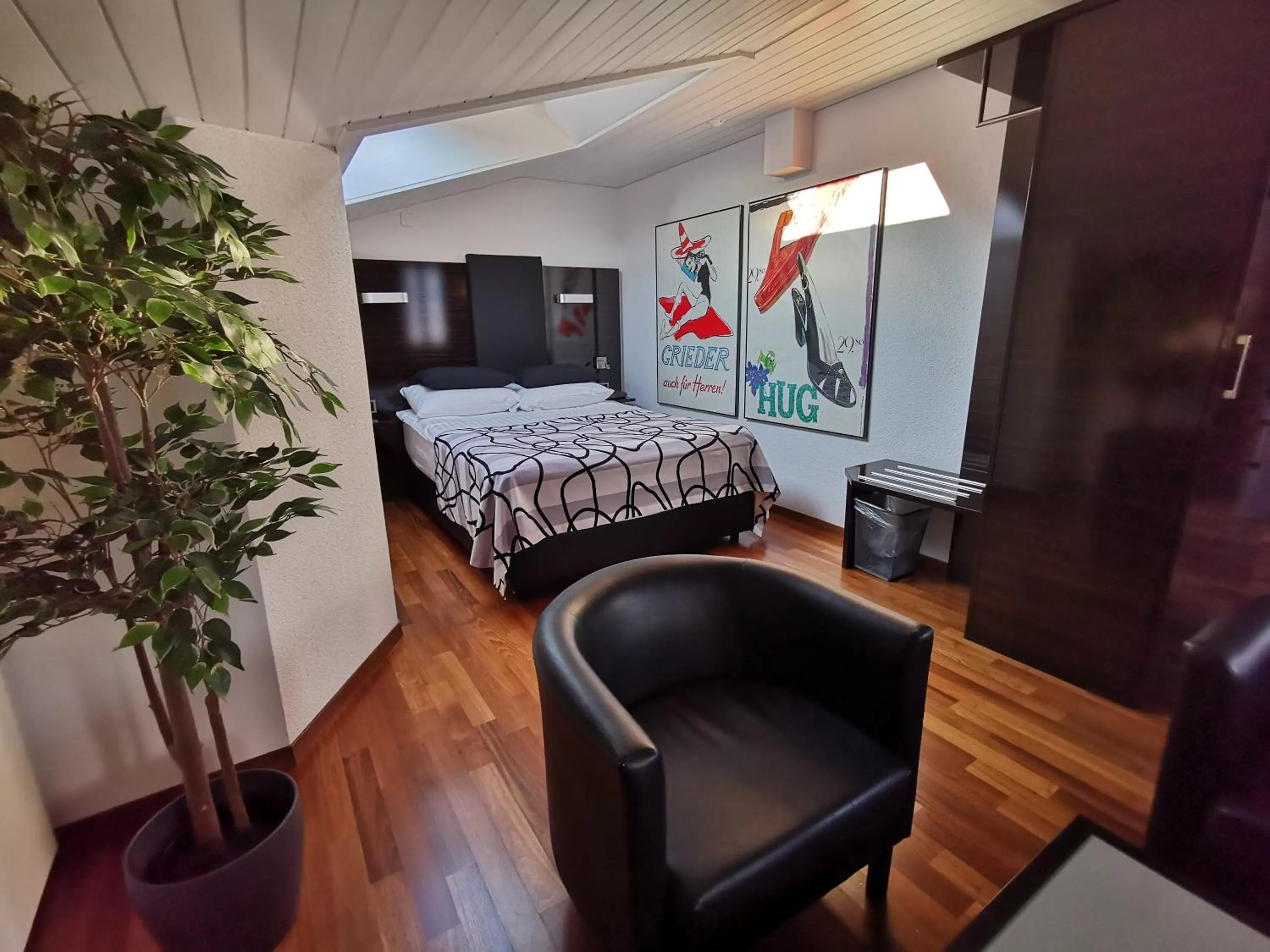 Bedroom, Bed in Hotel Brienzersee