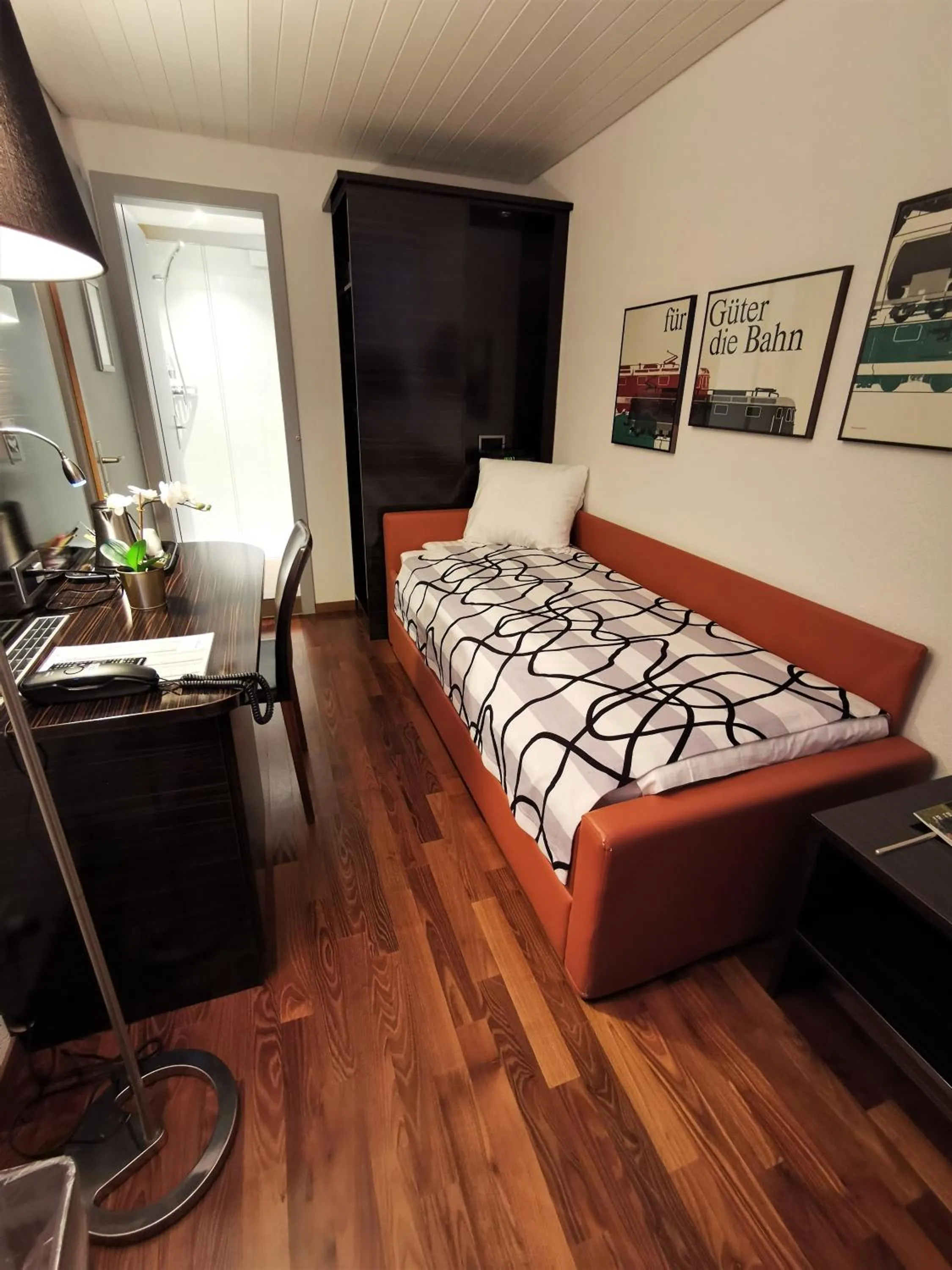 Bedroom, Bed in Hotel Brienzersee