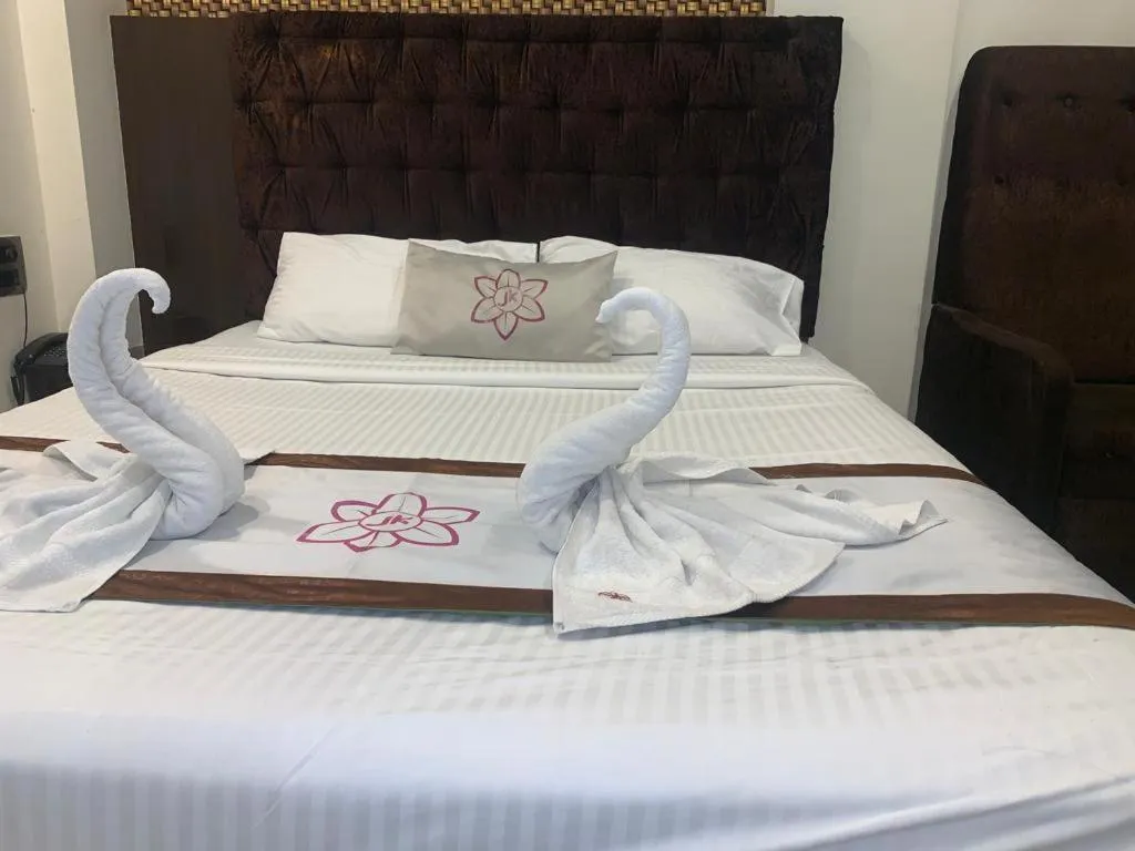 Bed in The JK Hotel Nr Railway Station