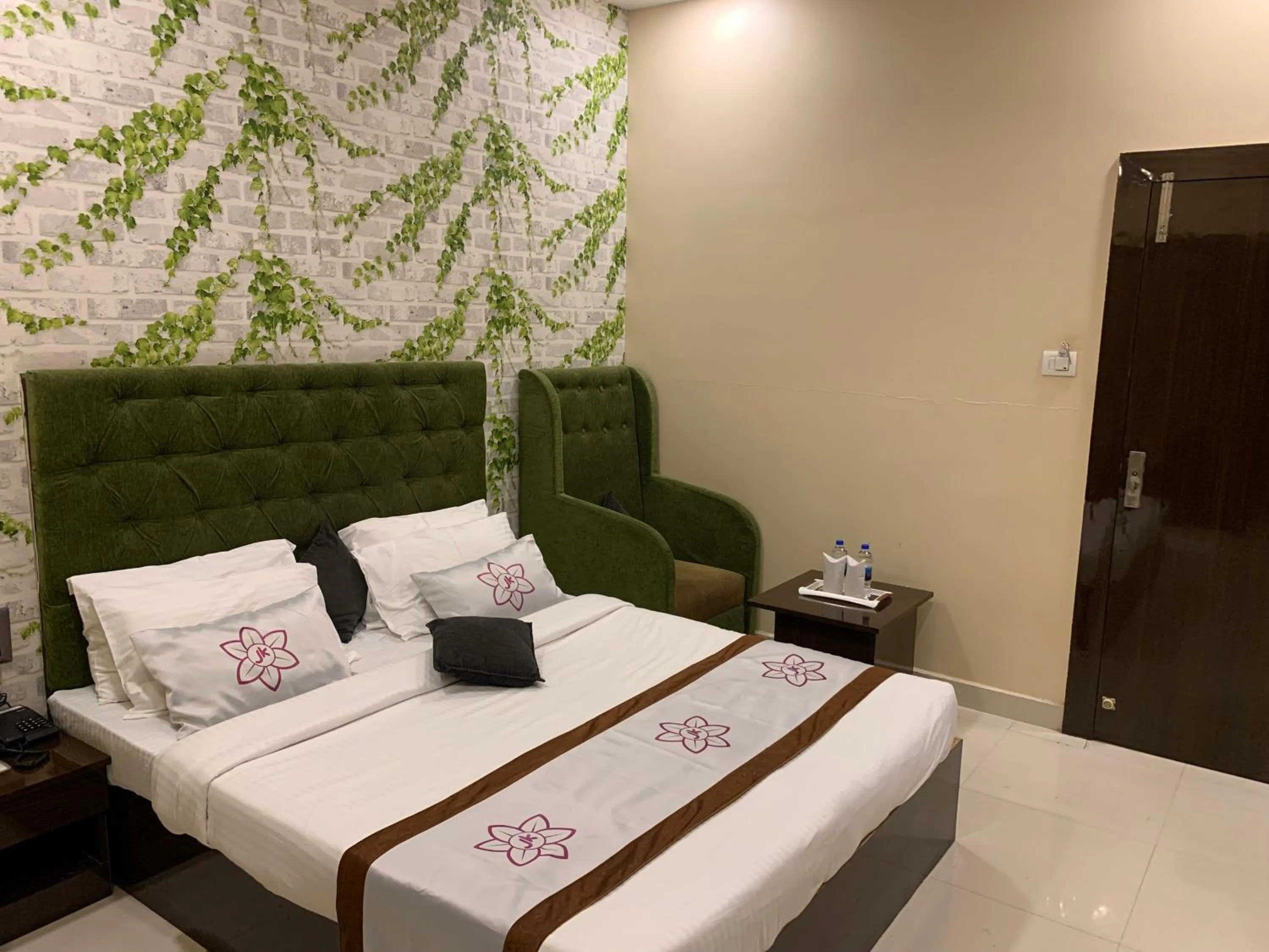 Bed in The JK Hotel Nr Railway Station