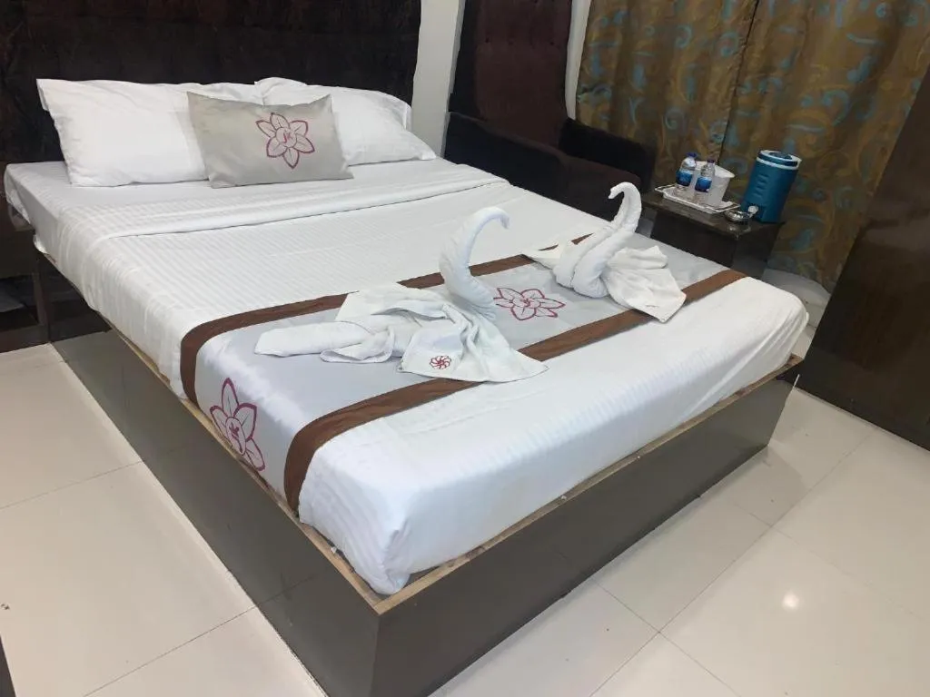 Bed in The JK Hotel Nr Railway Station