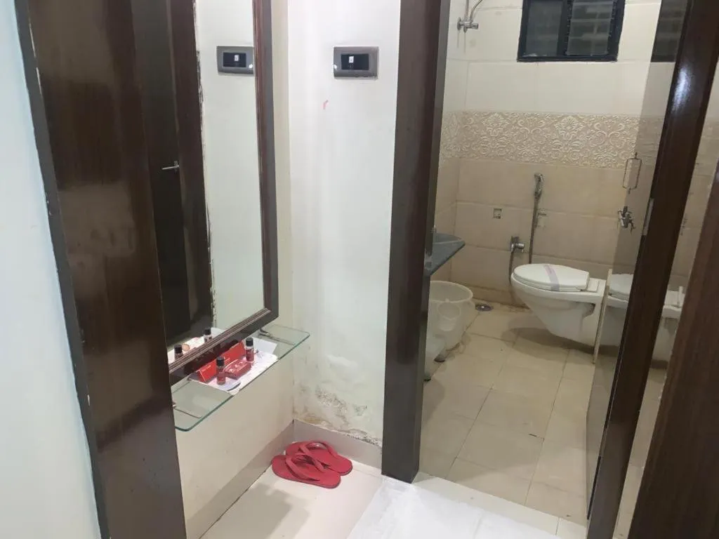 Shower in The JK Hotel Nr Railway Station