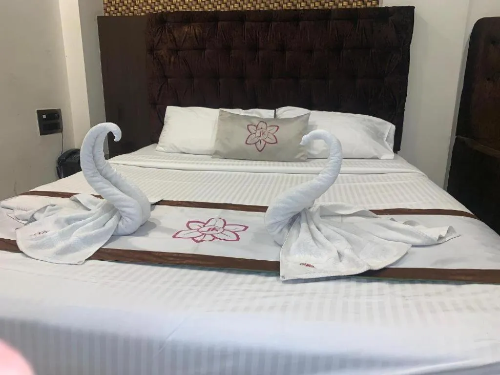 Bed in The JK Hotel Nr Railway Station