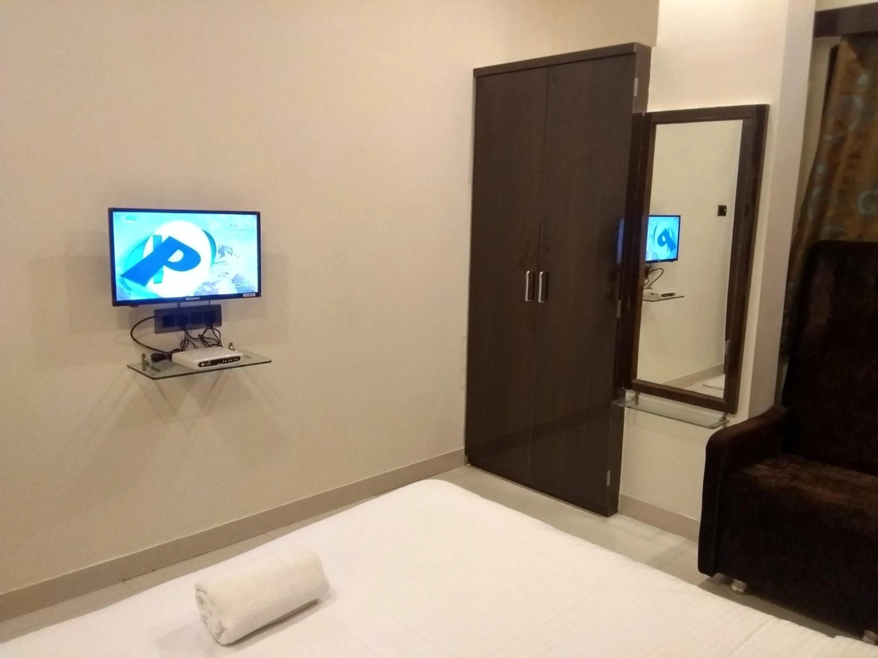 Bed in The JK Hotel Nr Railway Station