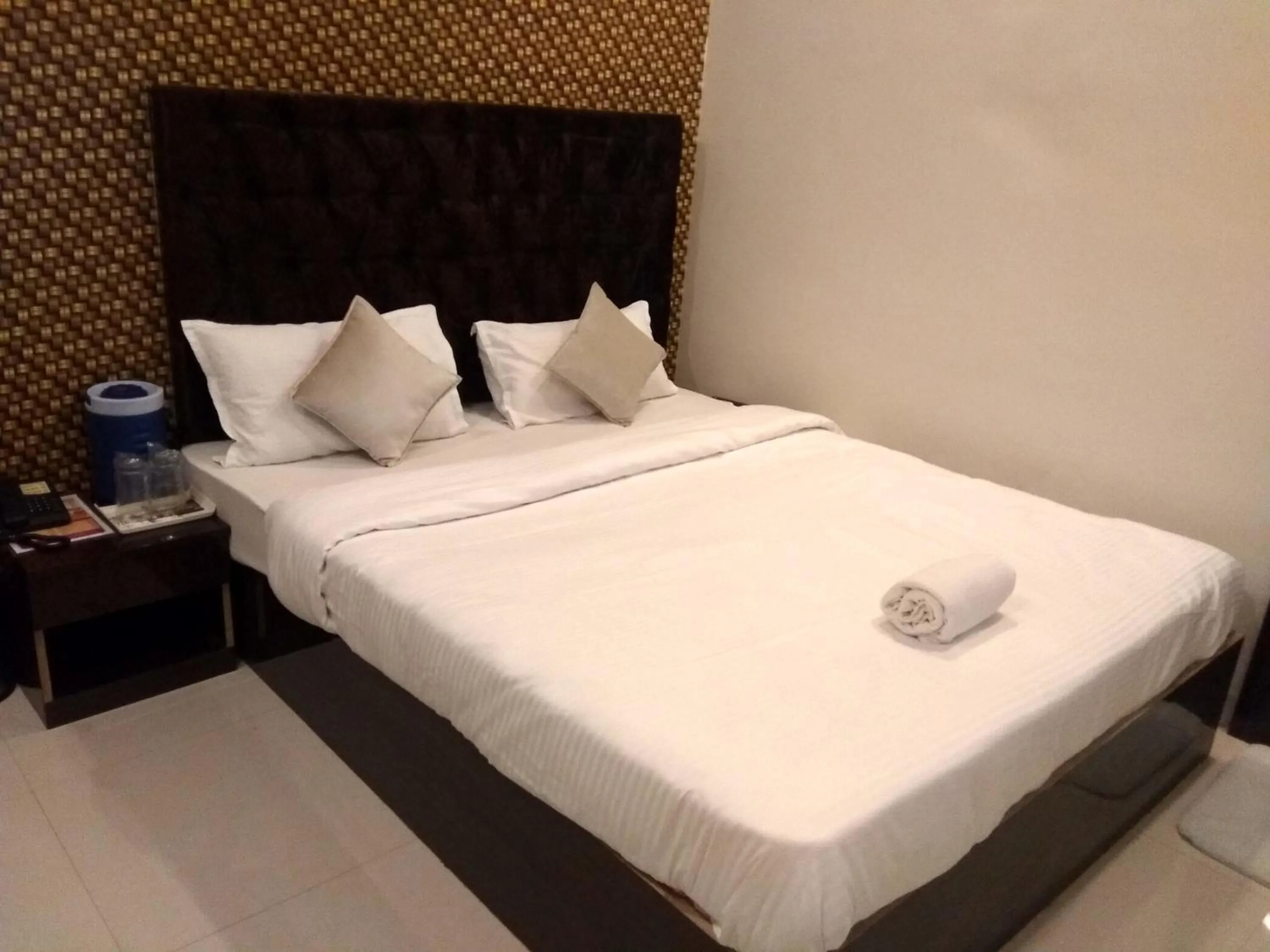Bed in The JK Hotel Nr Railway Station