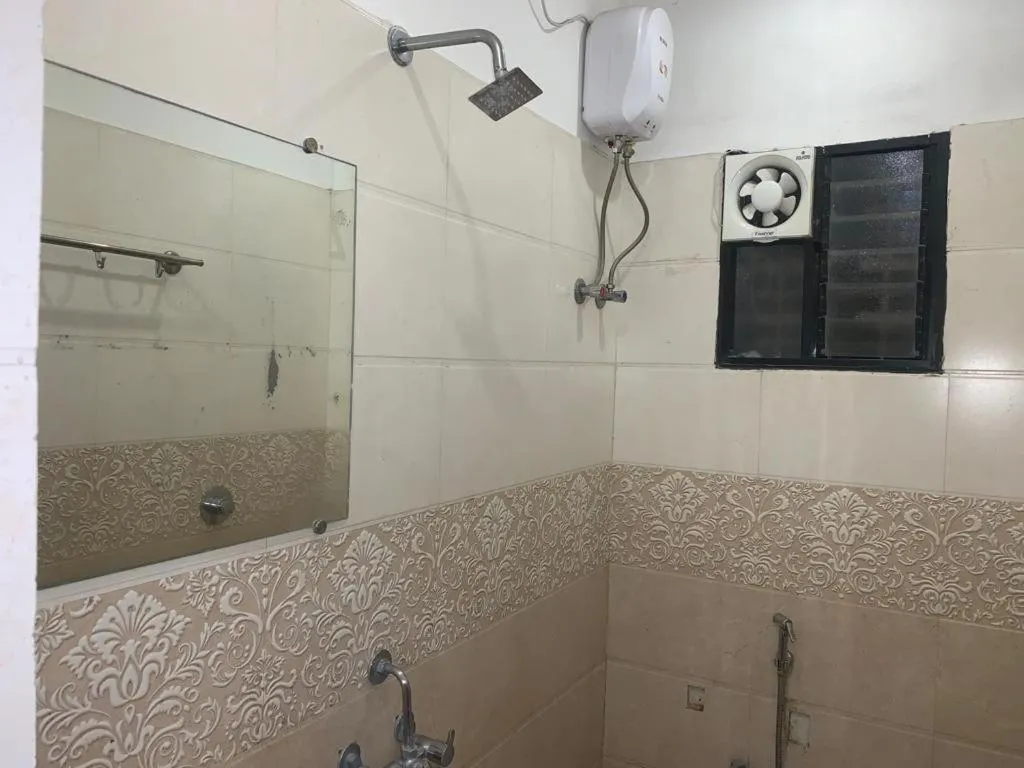 Shower in The JK Hotel Nr Railway Station