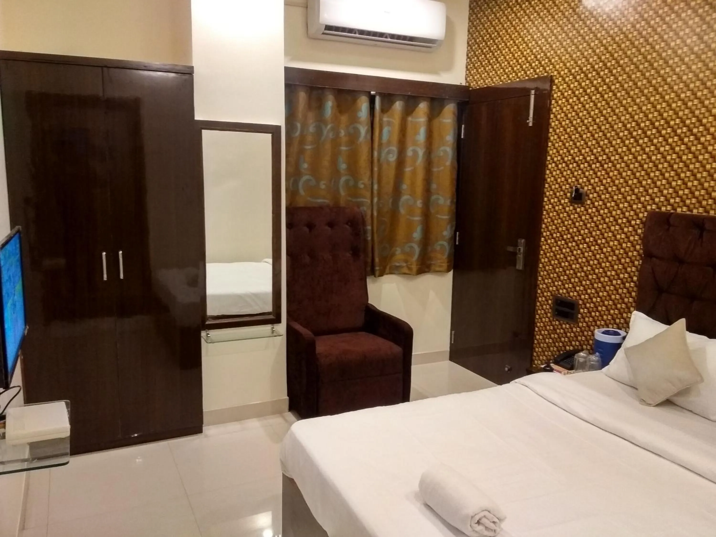 TV and multimedia, Bed in The JK Hotel Nr Railway Station