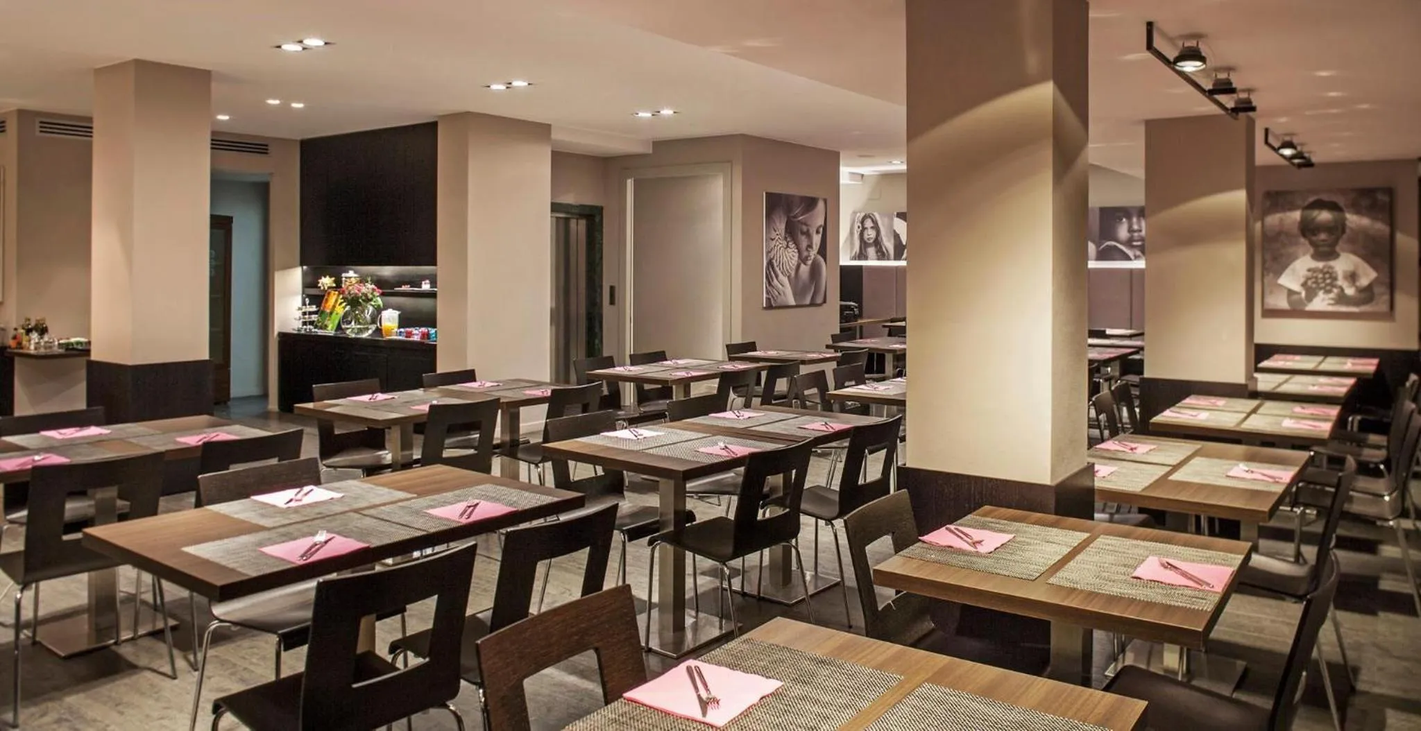 Restaurant/places to eat in Hotel Ines