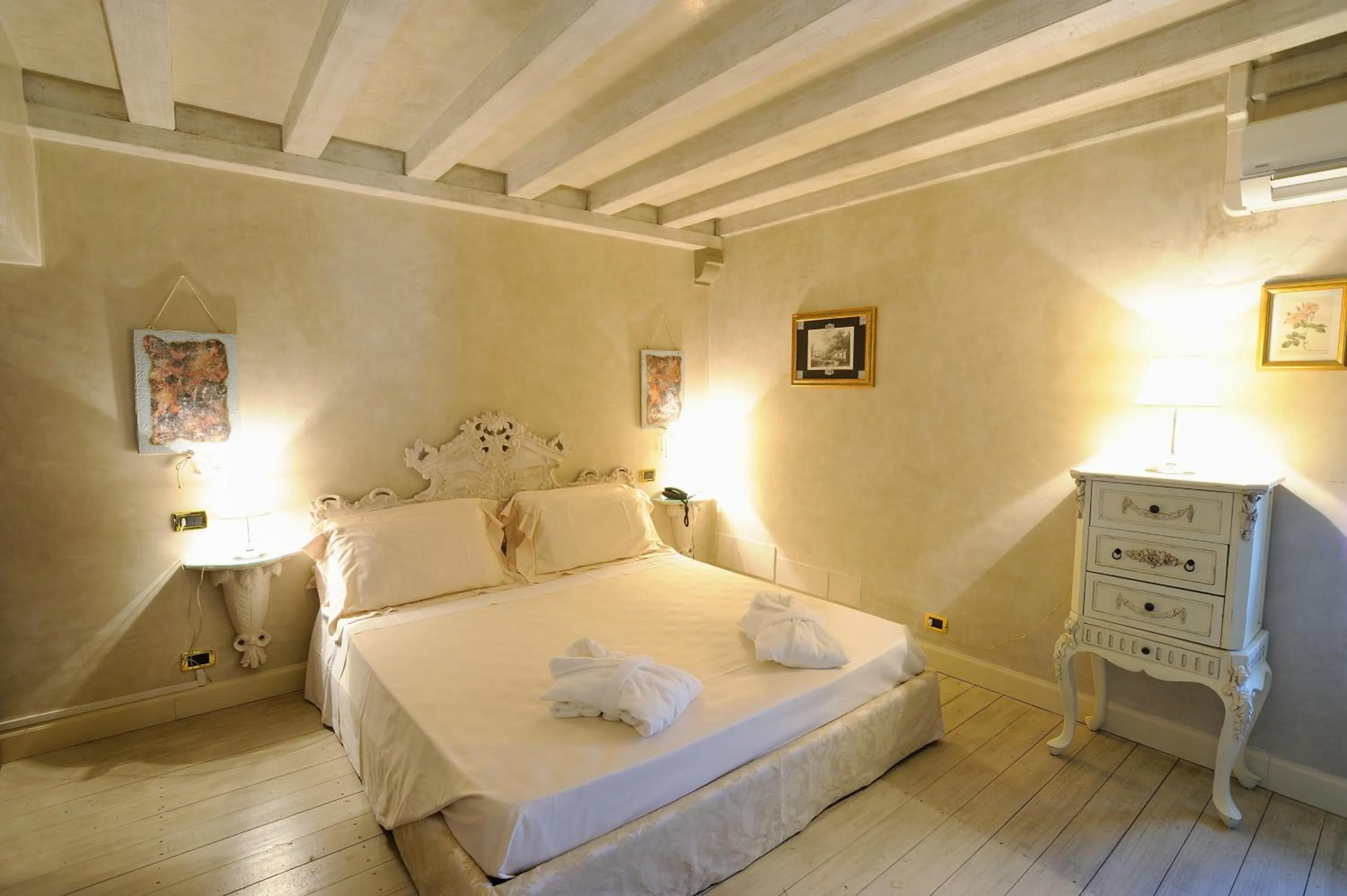 Photo of the whole room, Bed in Relais La Colombara Spa & Wellness