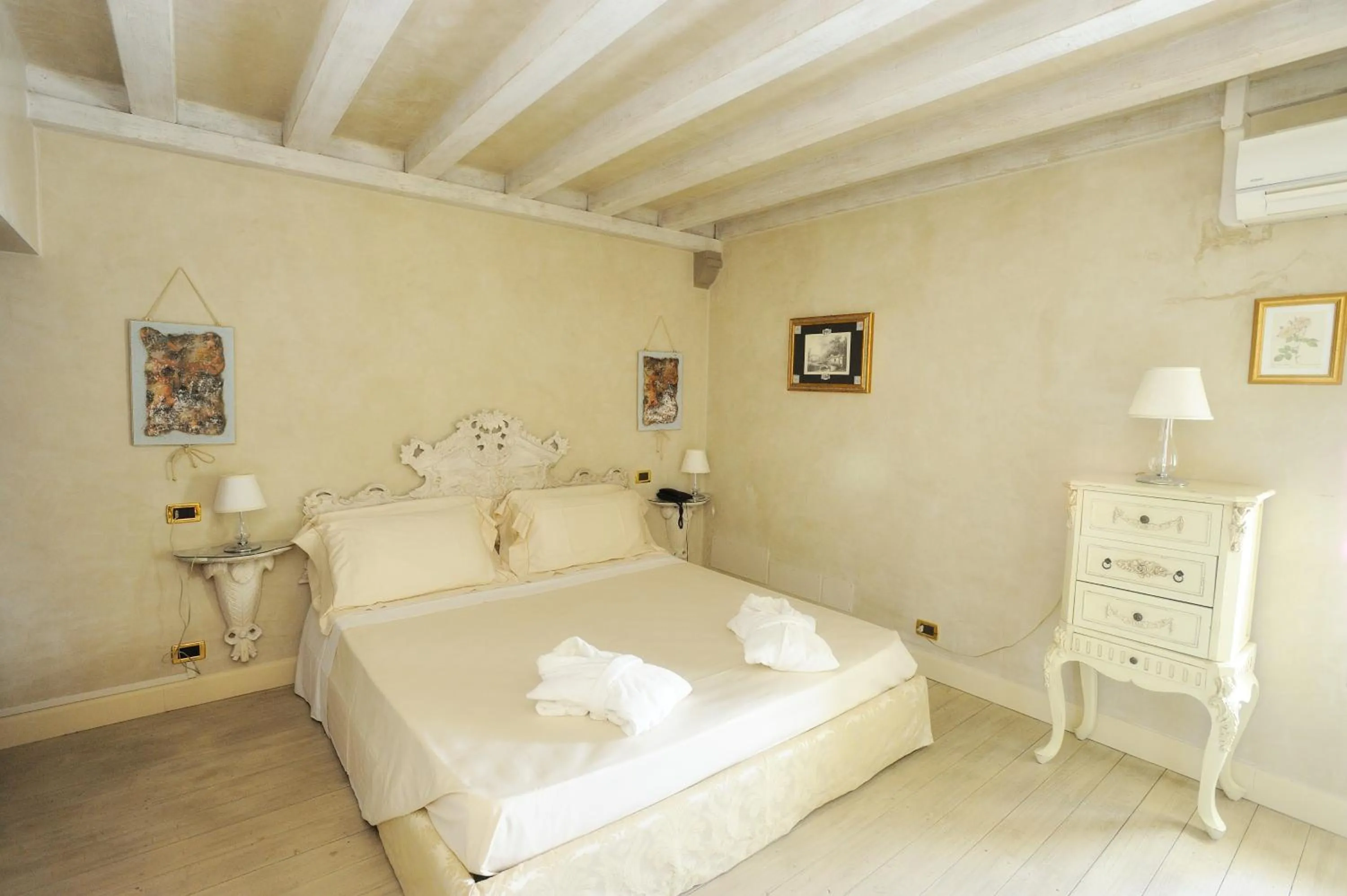 Photo of the whole room, Bed in Relais La Colombara Spa & Wellness