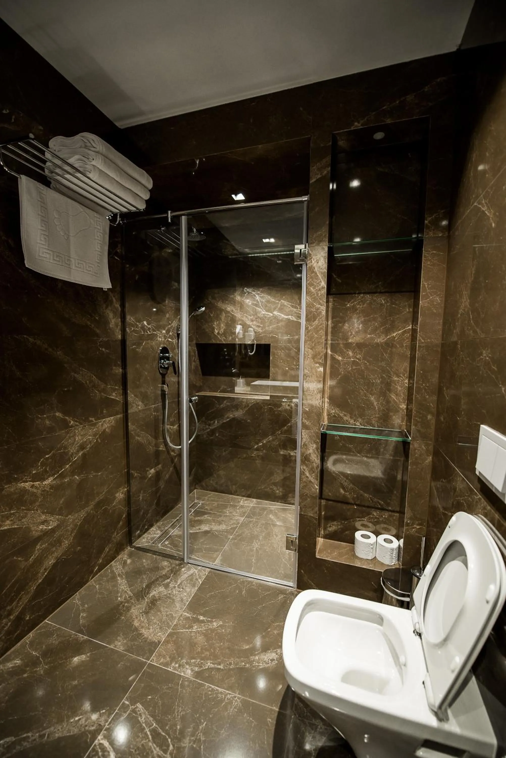 Shower in Seraphine Plaza