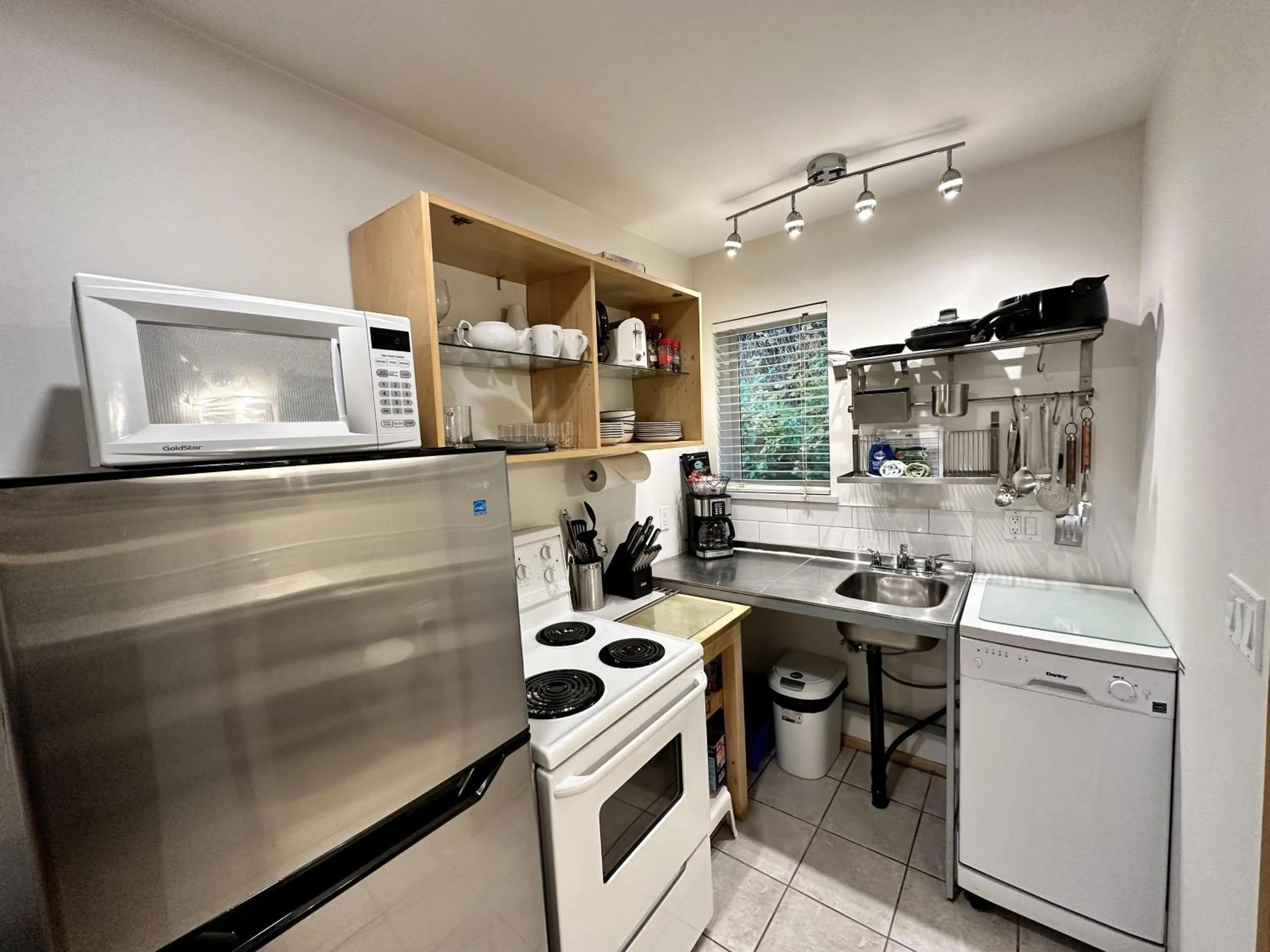 Property building in Great Cabin In Close To Walking Trails And Beaches - 13T