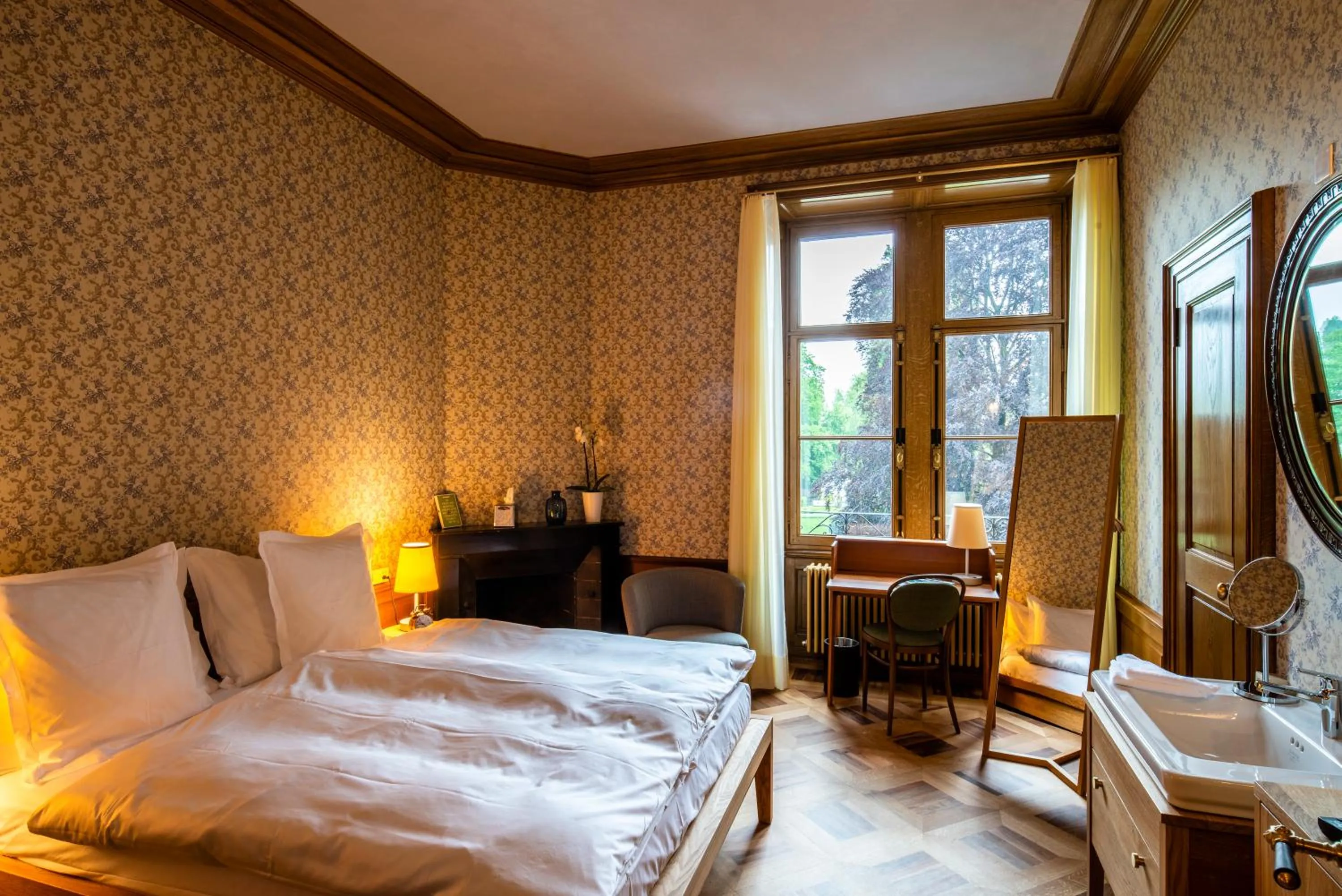 Photo of the whole room, Bed in Schloss Schadau - Swiss Historic Hotel
