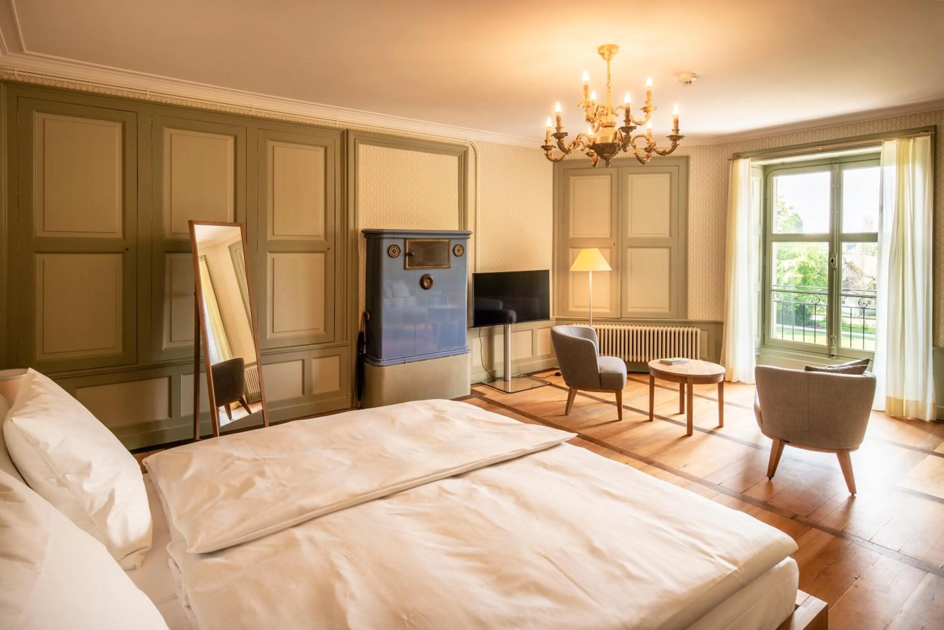 Photo of the whole room, Bed in Schloss Schadau - Swiss Historic Hotel