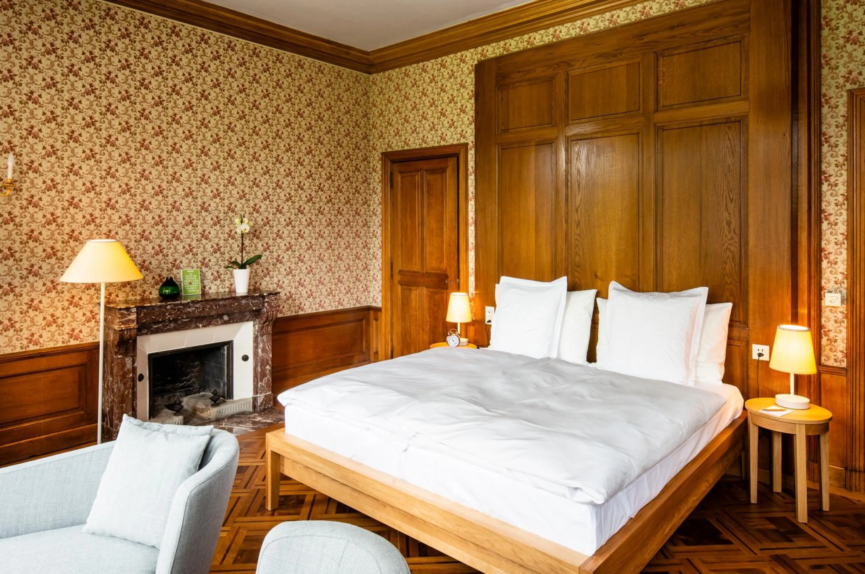 Photo of the whole room, Bed in Schloss Schadau - Swiss Historic Hotel