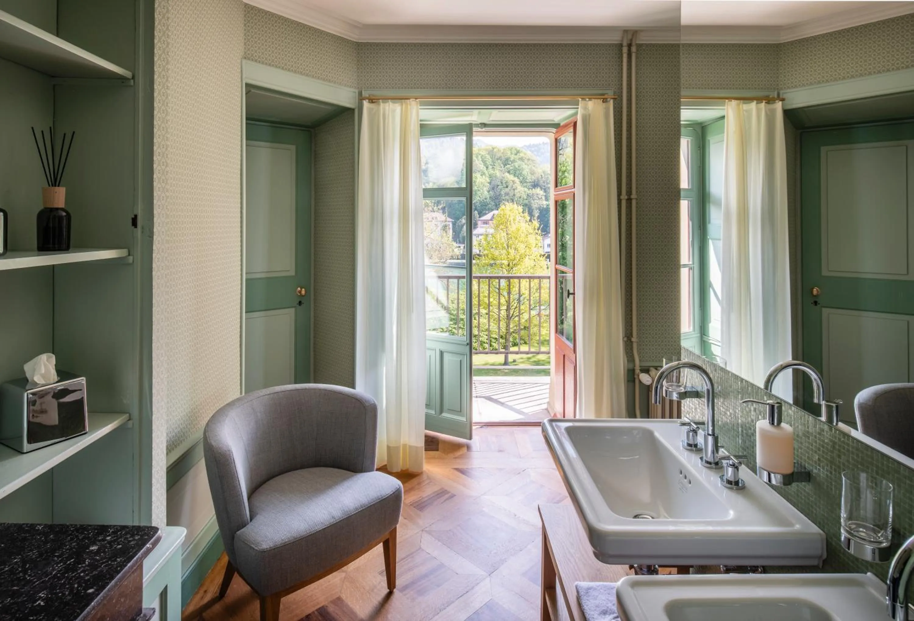 Shower in Schloss Schadau - Swiss Historic Hotel