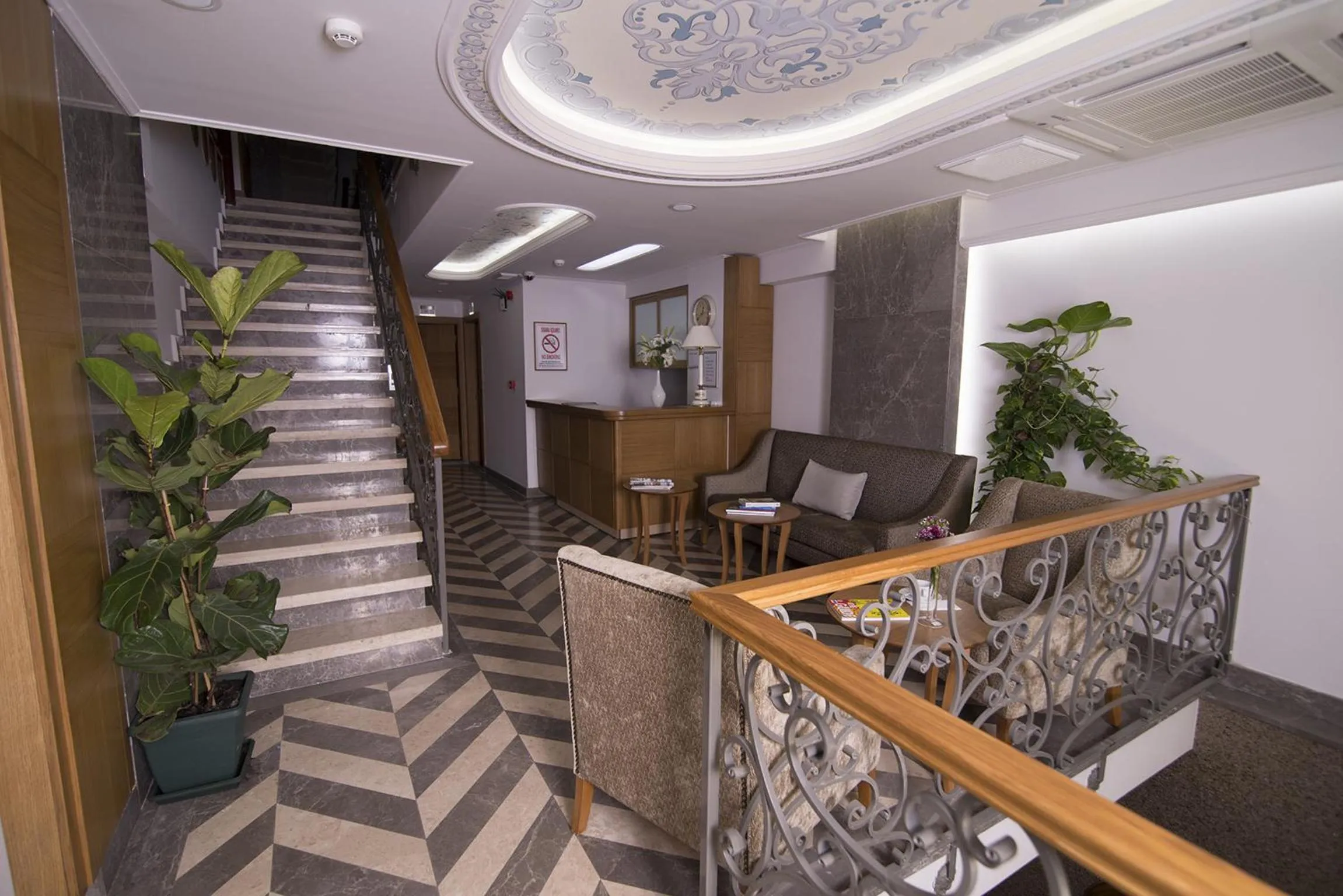 Communal lounge/ TV room in Cumbali Suite Hotel