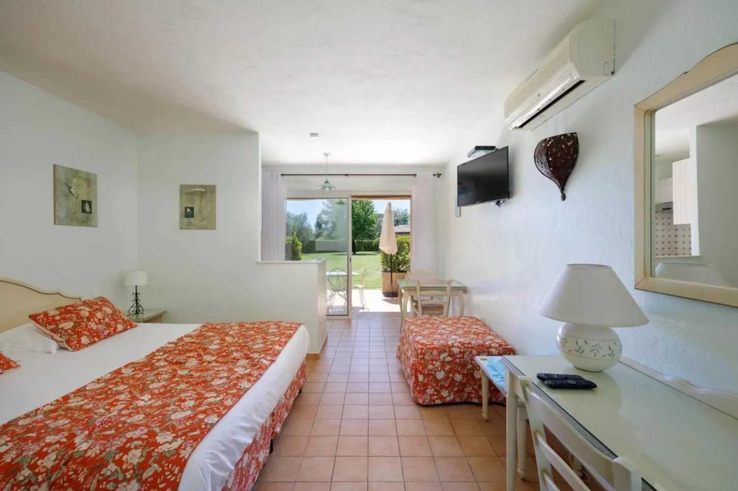 Photo of the whole room, Bed in La Résidence du Moulin