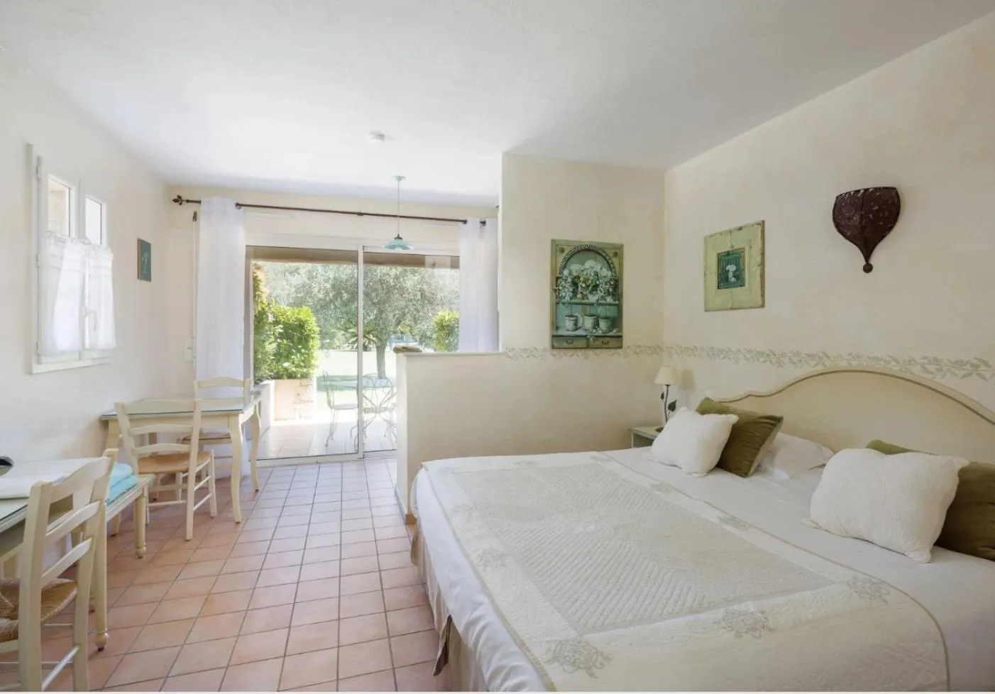 Photo of the whole room, Bed in La Résidence du Moulin