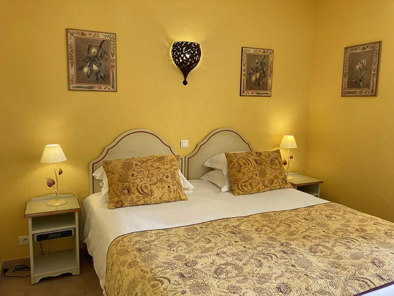 Property building, Bed in La Résidence du Moulin