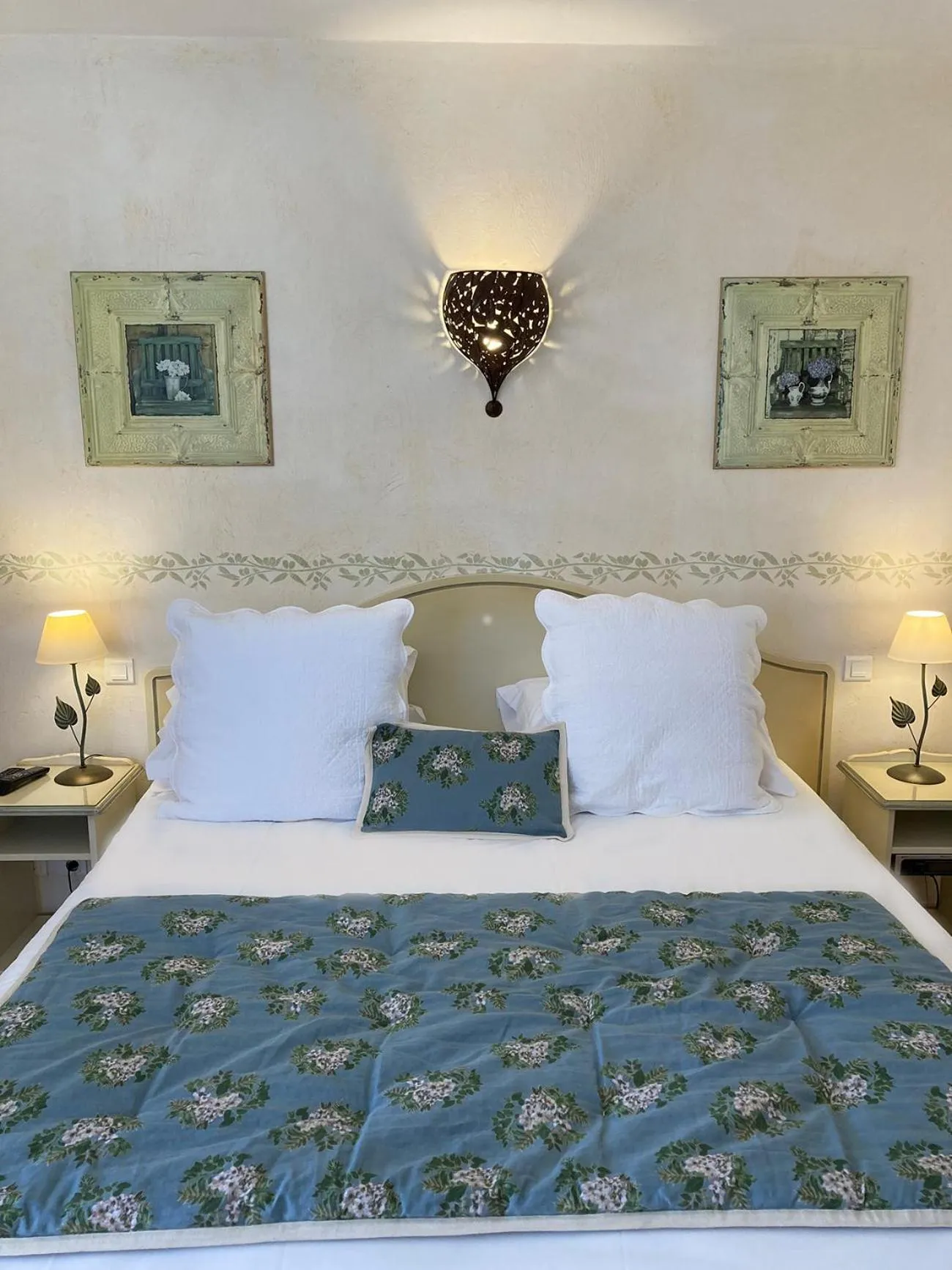 Photo of the whole room, Bed in La Résidence du Moulin