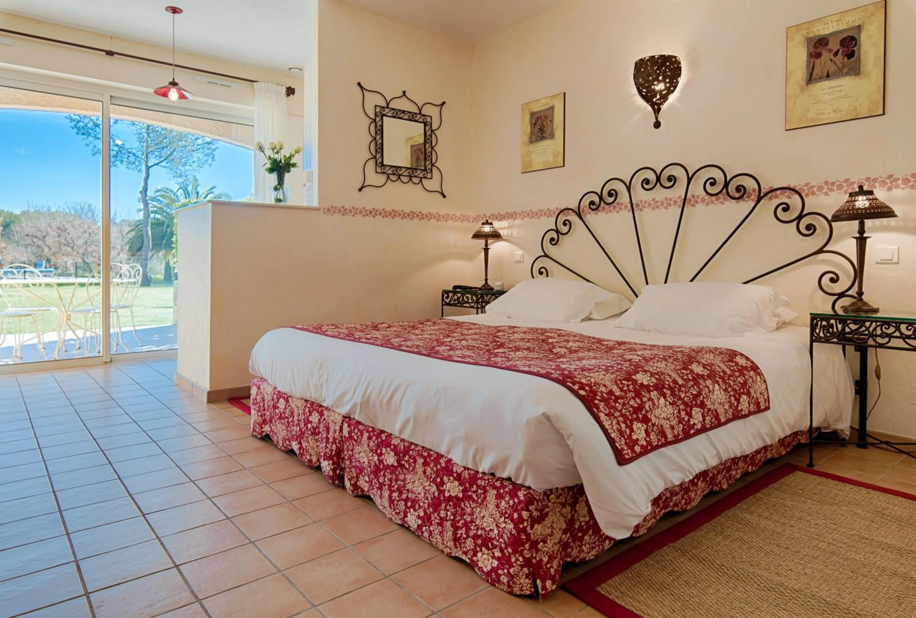 Patio, Bed in La Résidence du Moulin