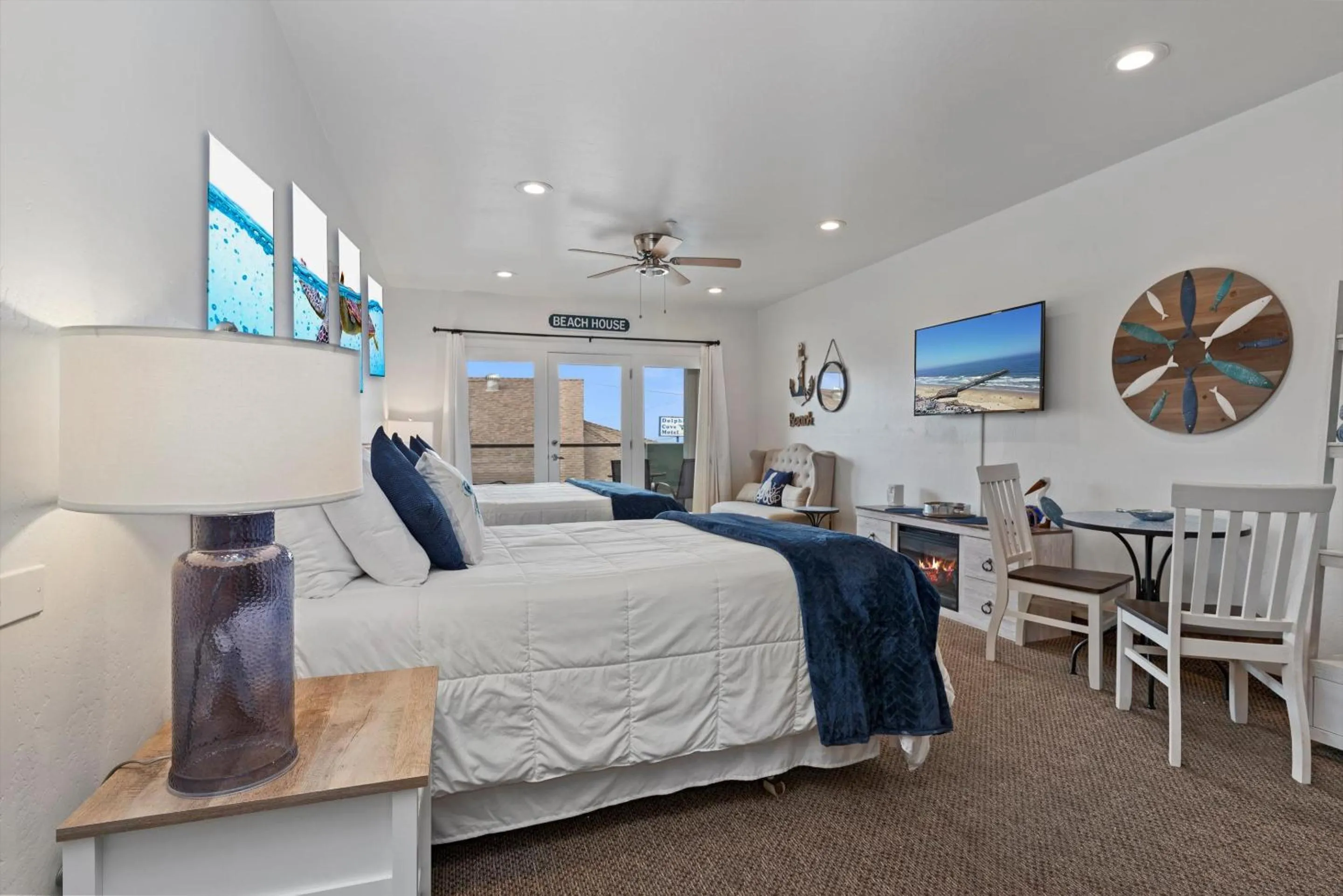 Photo of the whole room, Bed in Beach House Inn & Suites