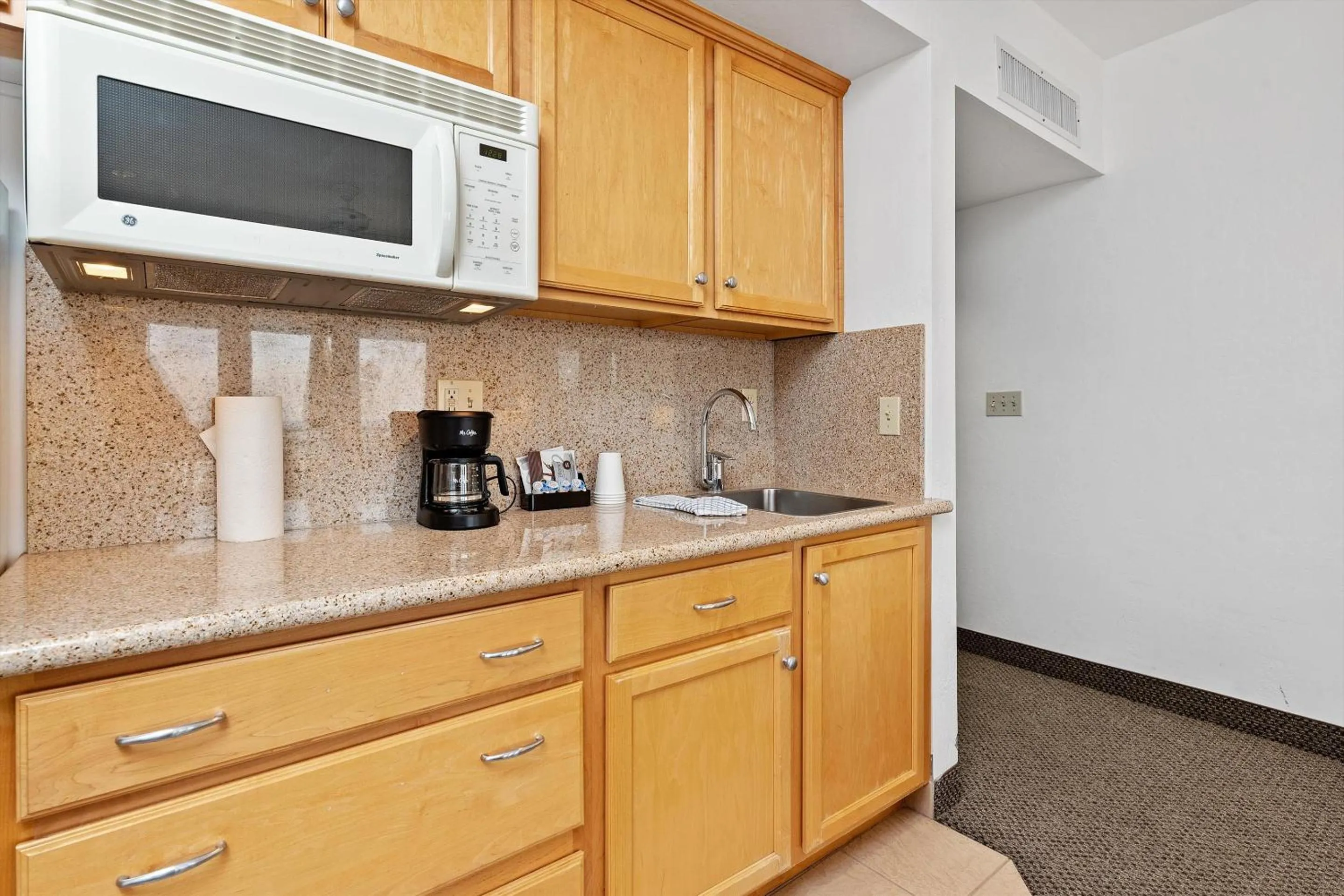 Kitchen or kitchenette in Beach House Inn & Suites