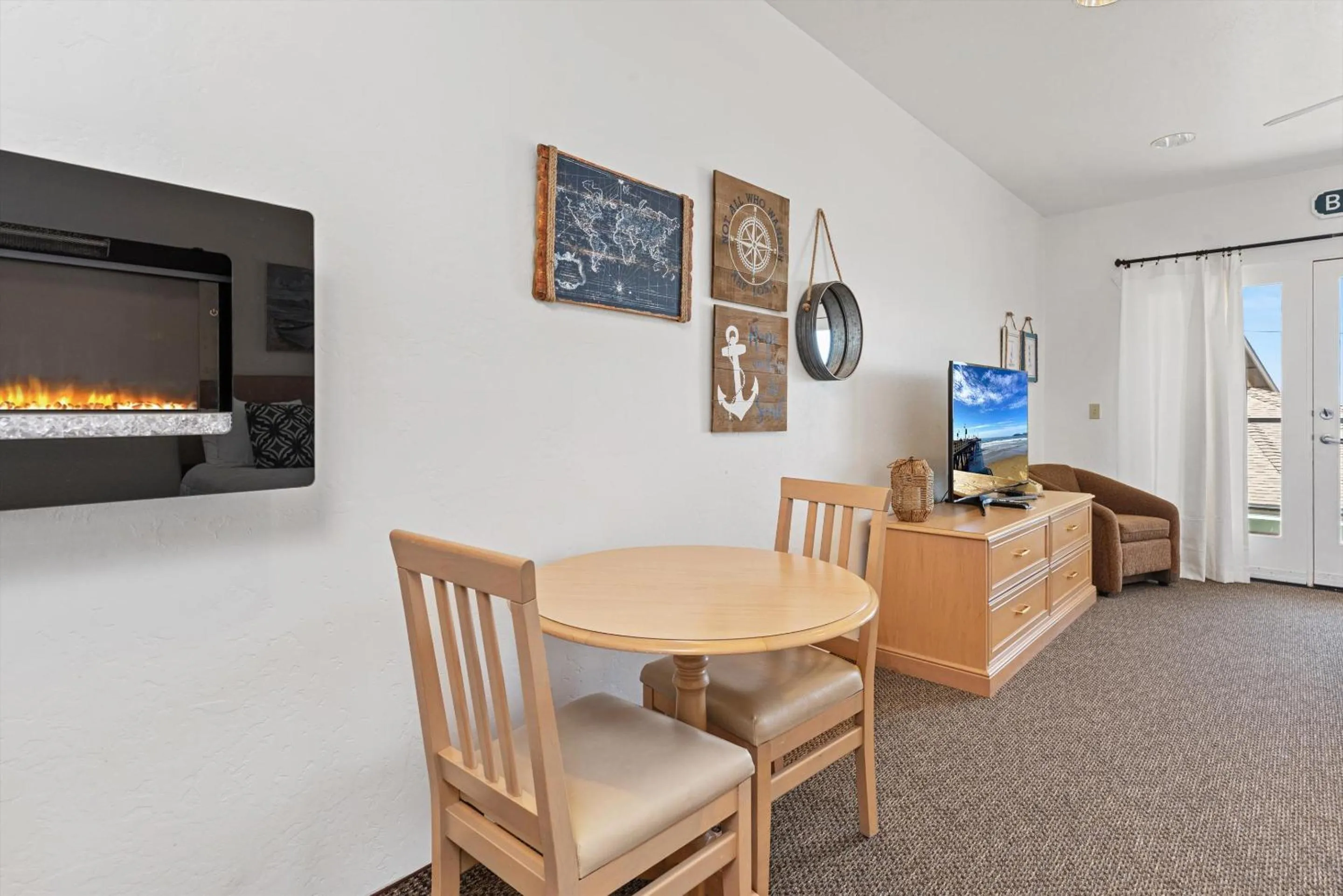 TV and multimedia in Beach House Inn & Suites