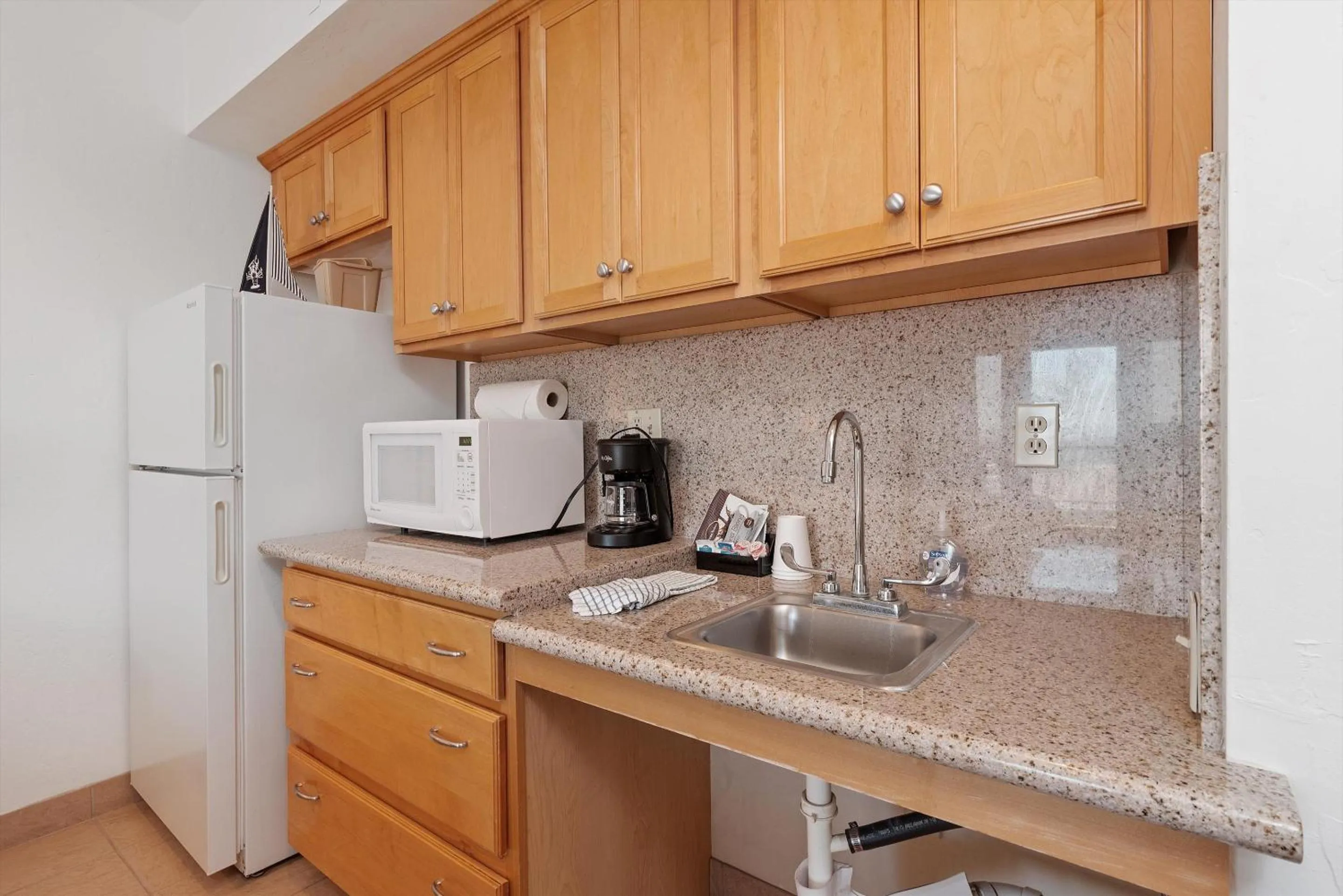 Coffee/tea facilities in Beach House Inn & Suites