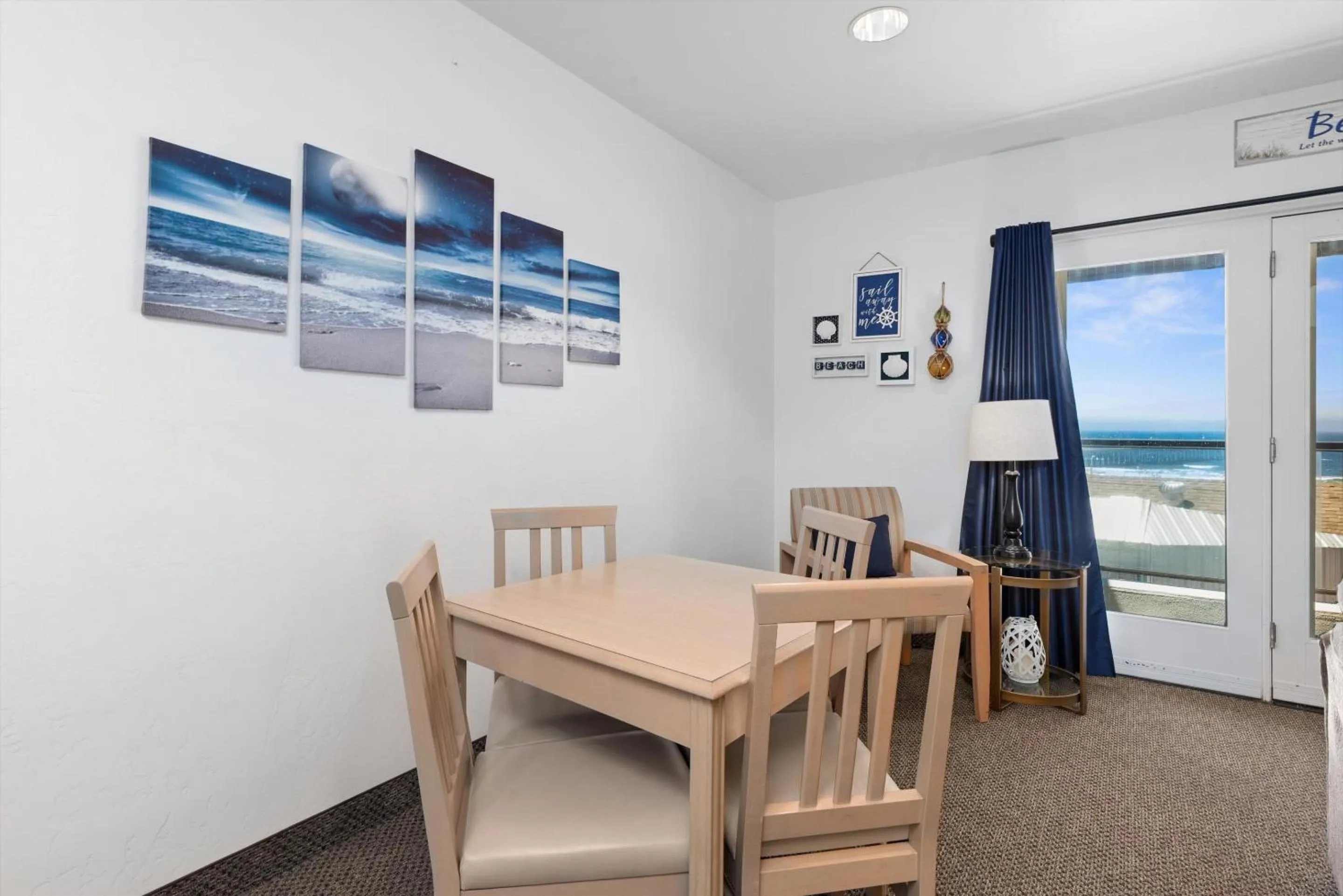 Dining area in Beach House Inn & Suites