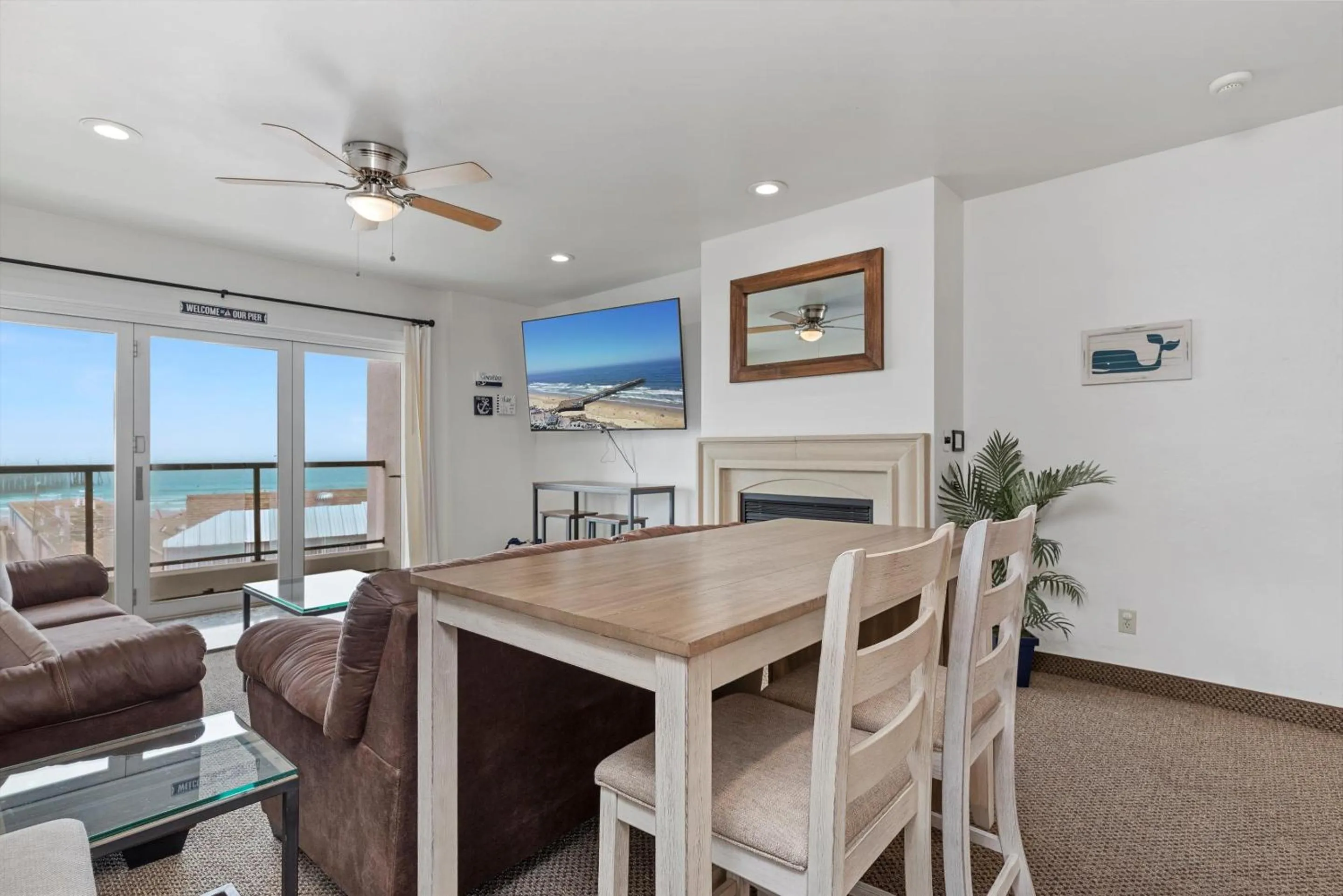 Dining area in Beach House Inn & Suites