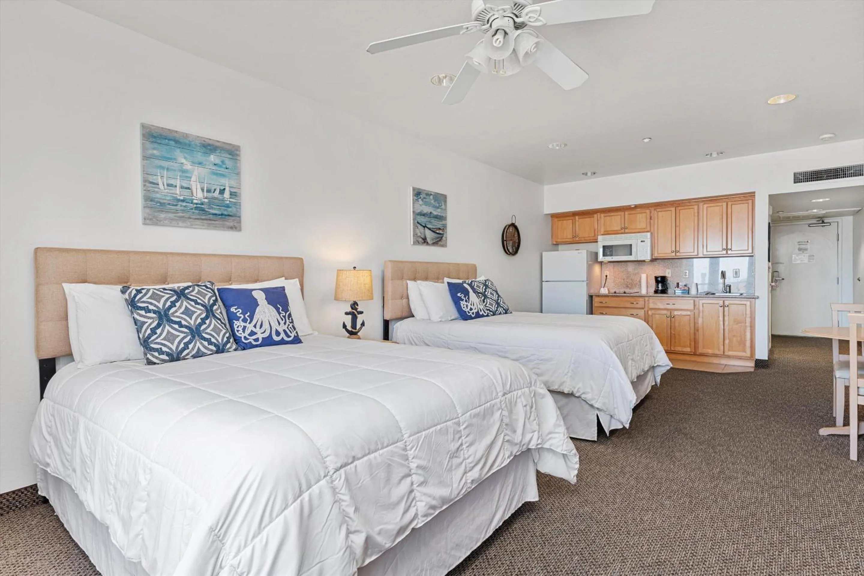 Photo of the whole room, Bed in Beach House Inn & Suites